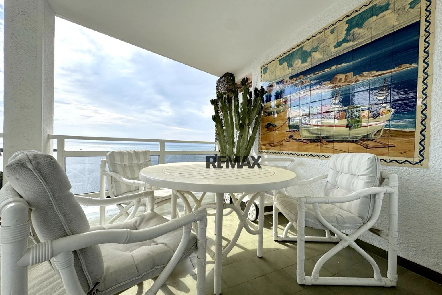 Magnífico apartamento con vistas al Mediterráneo, terraza y parking junto a la playa de Canyelles