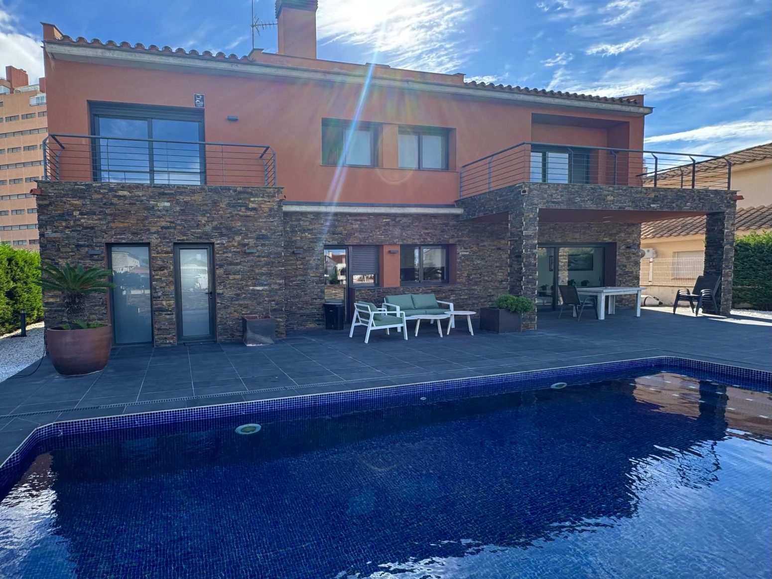 Villa al canal con 20 metros de amarre para catamaran