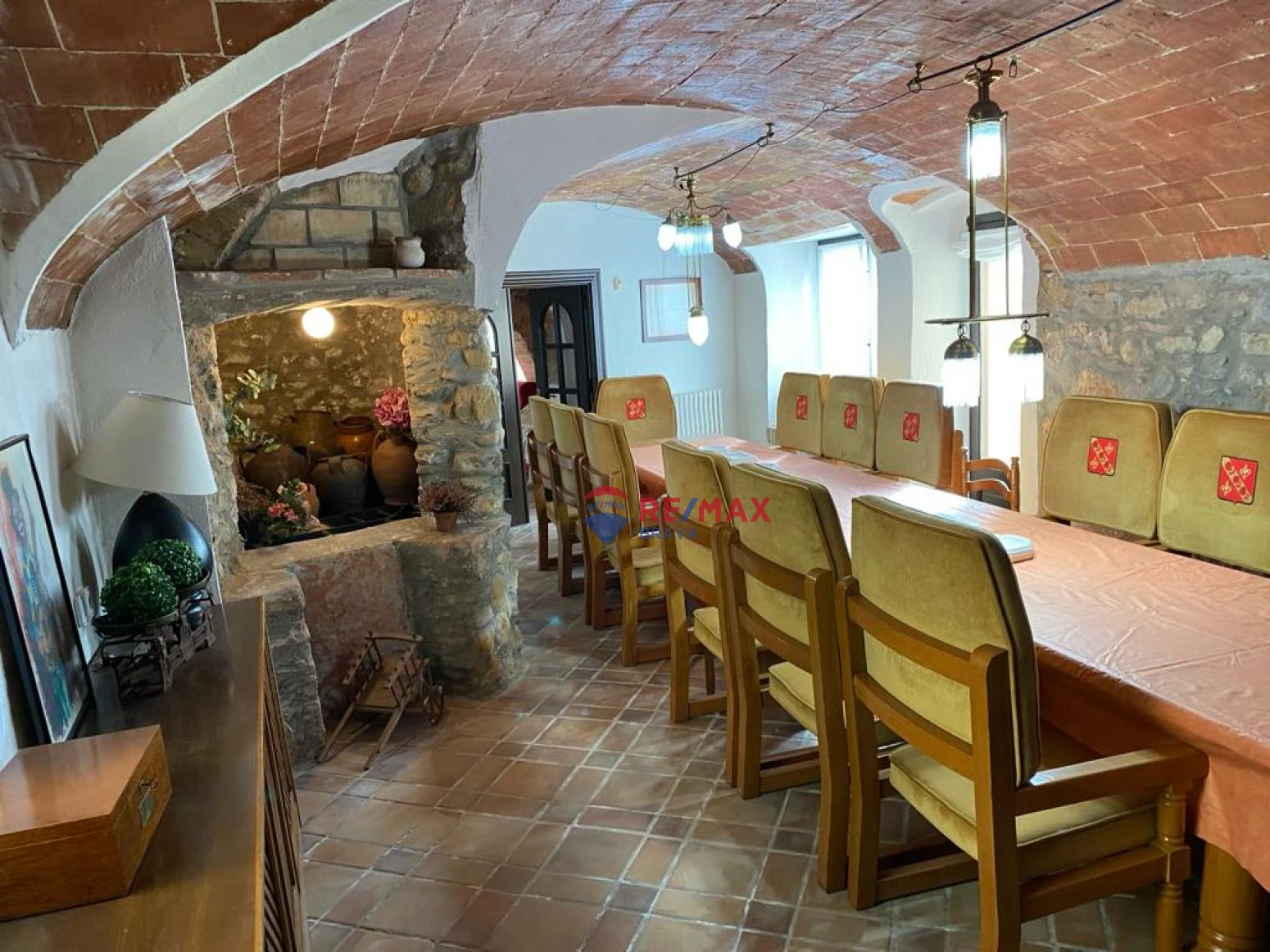 Casa de diseño antiguo en el centro del Pla de l´Estany