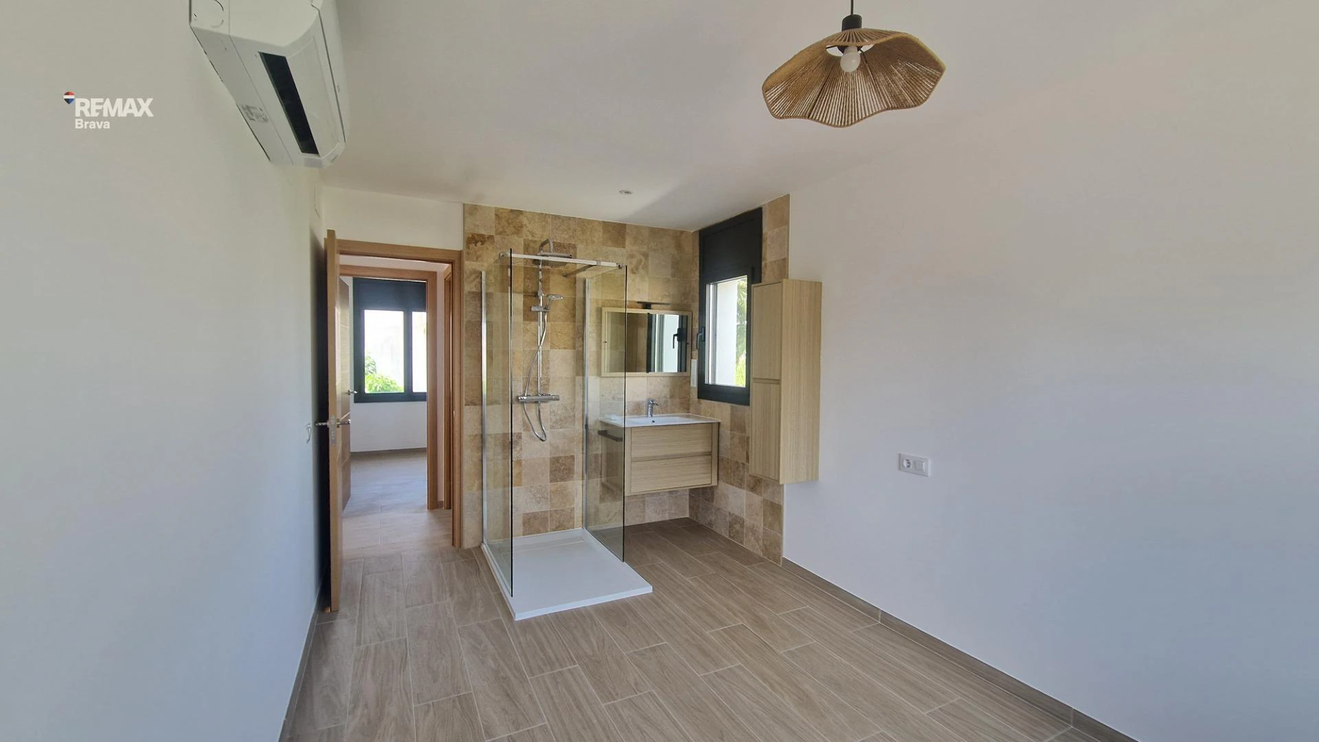 Apartamento con jardín y piscina propios en Empuriabrava