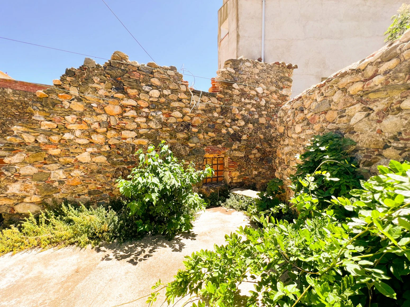 Histórica casa con terreno anexo en Mollet de Peralada con