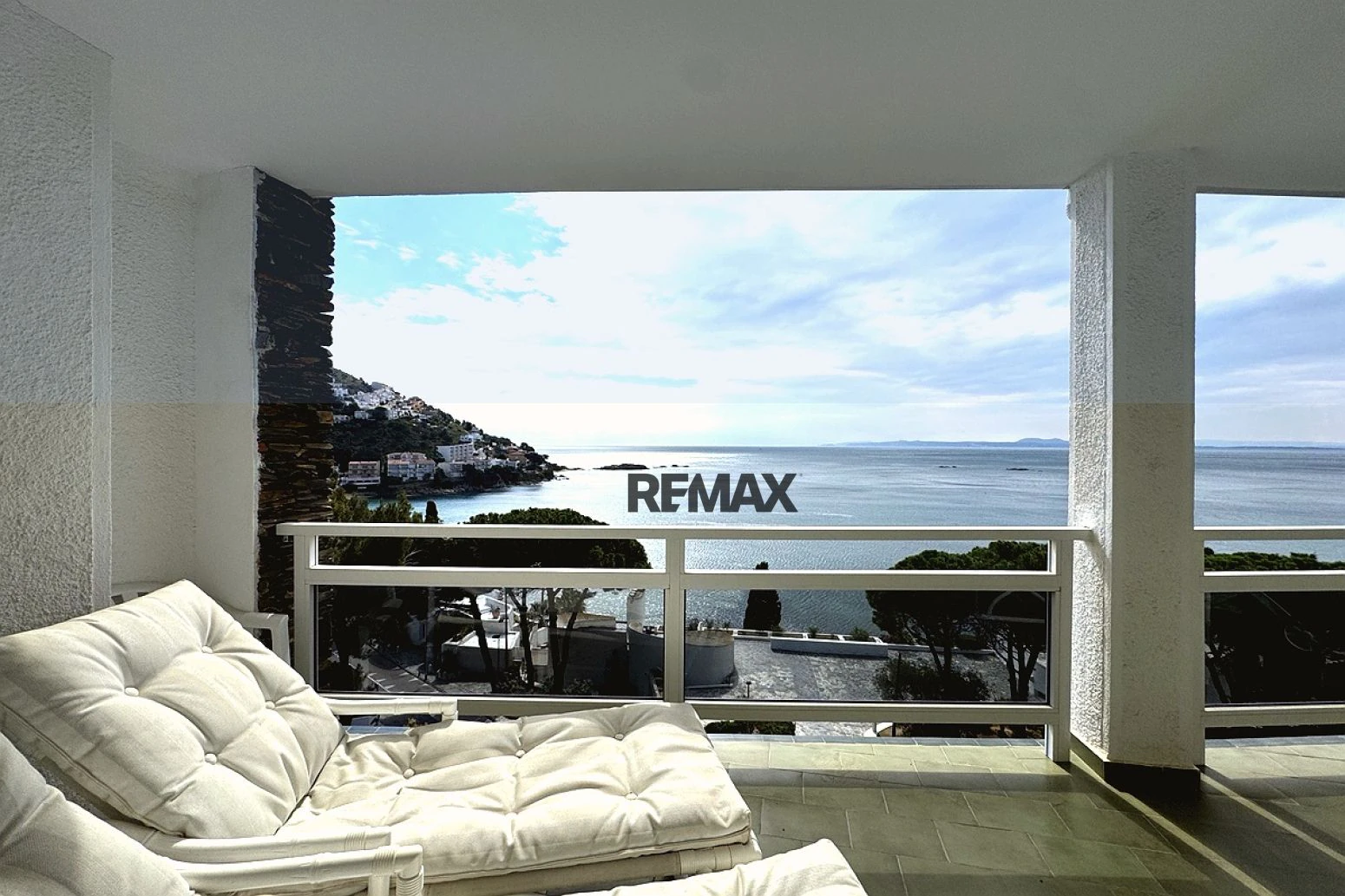 Magnífico apartamento con vistas al Mediterráneo, terraza y parking junto a la playa de Canyelles