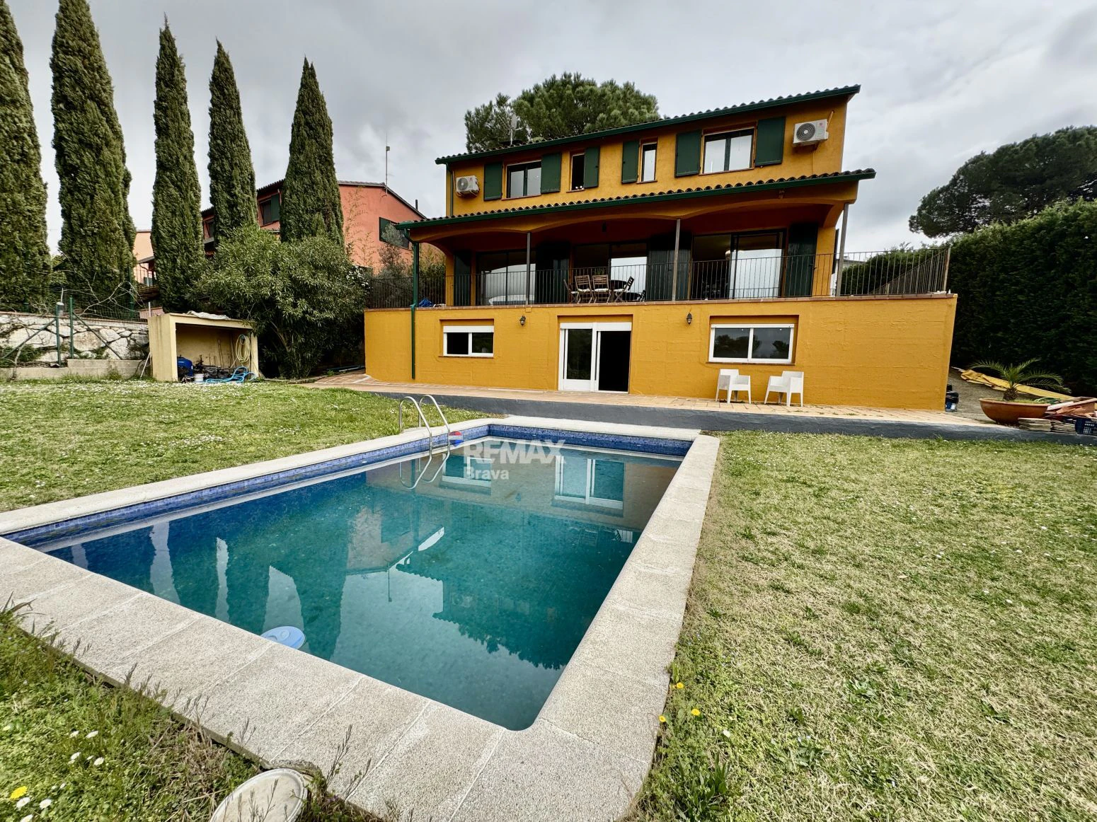 Exclusiva villa con piscina y vistas al golf a 15 minutos de Girona