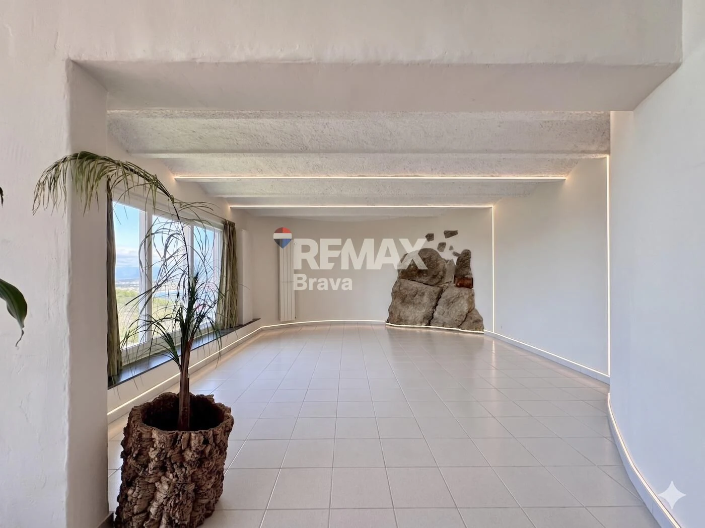 Fantastica villa en Roses con vistas al mar y Castillo de la Trinidad, piscina privada y garaje.