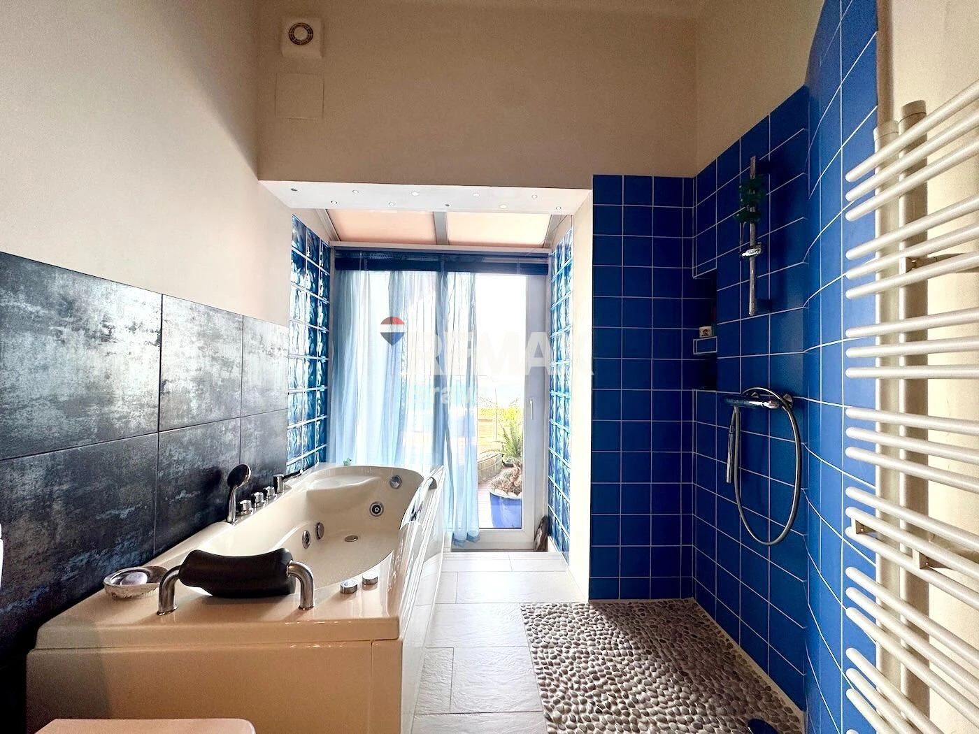 Fantastica villa en Roses con vistas al mar y Castillo de la Trinidad, piscina privada y garaje.
