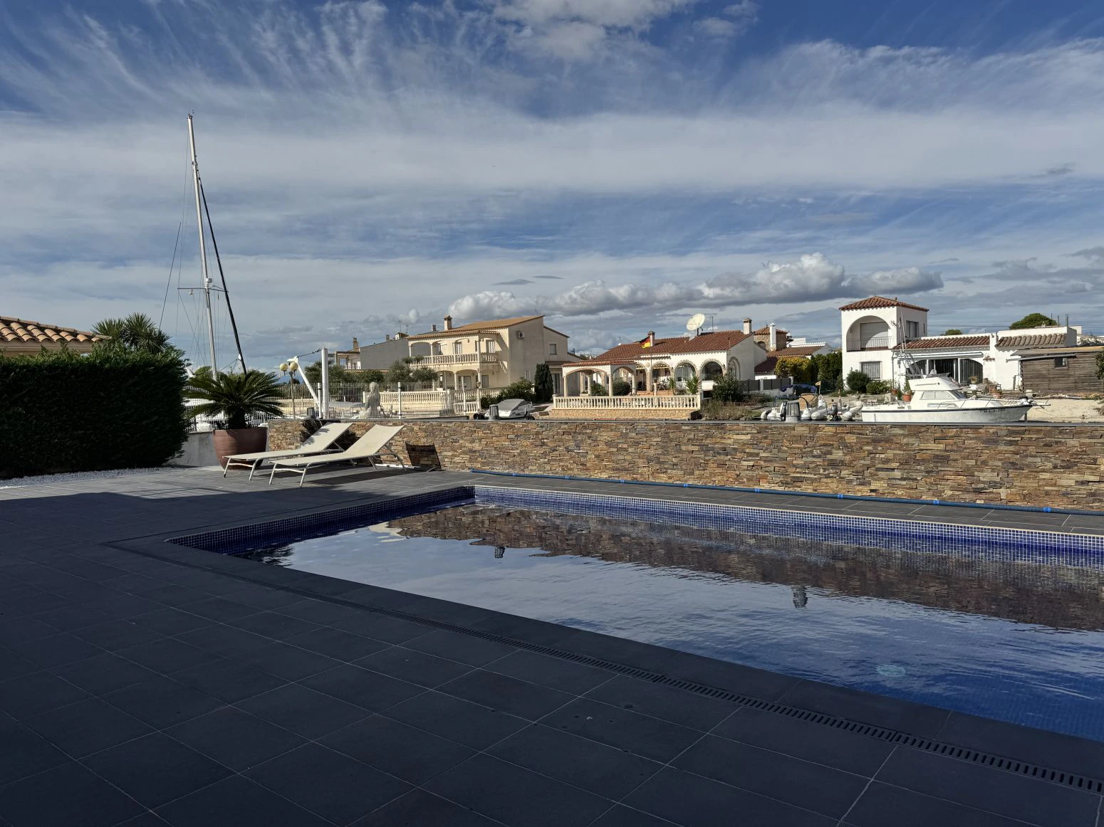 Villa al canal con 20 metros de amarre para catamaran
