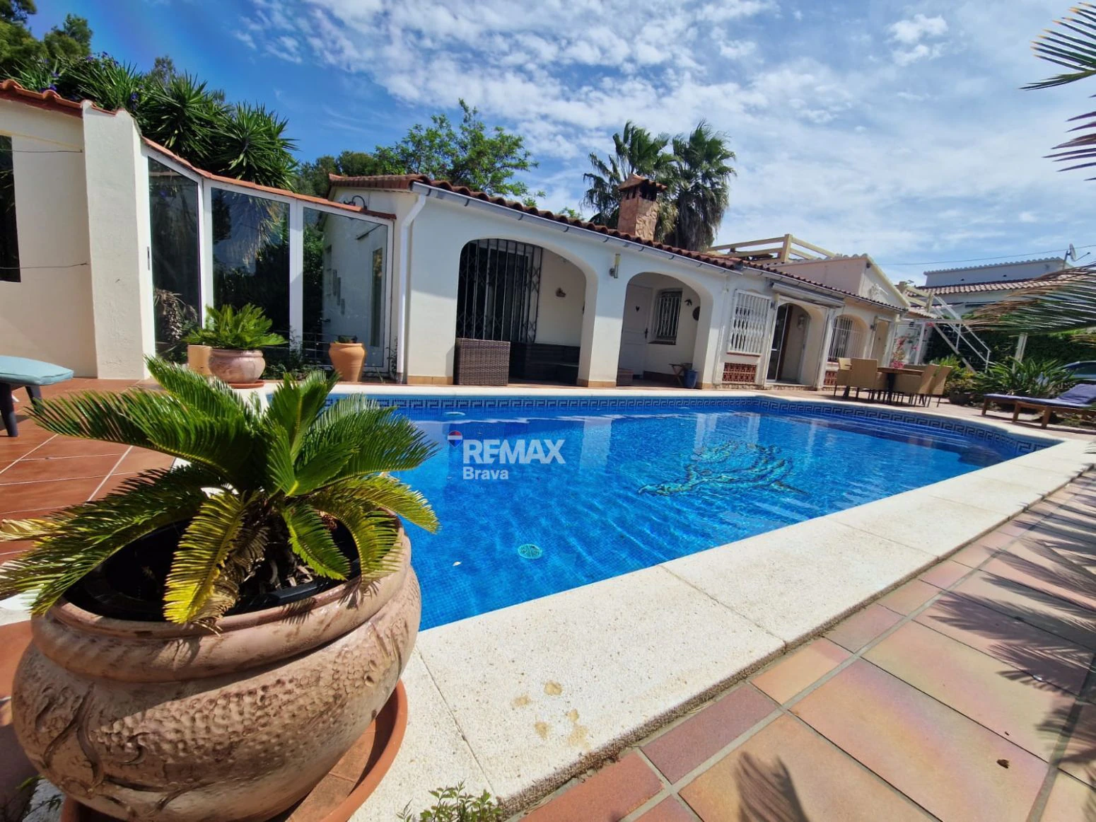 Villa de planta baja con piscina privada y gran rentabilidad en Roses