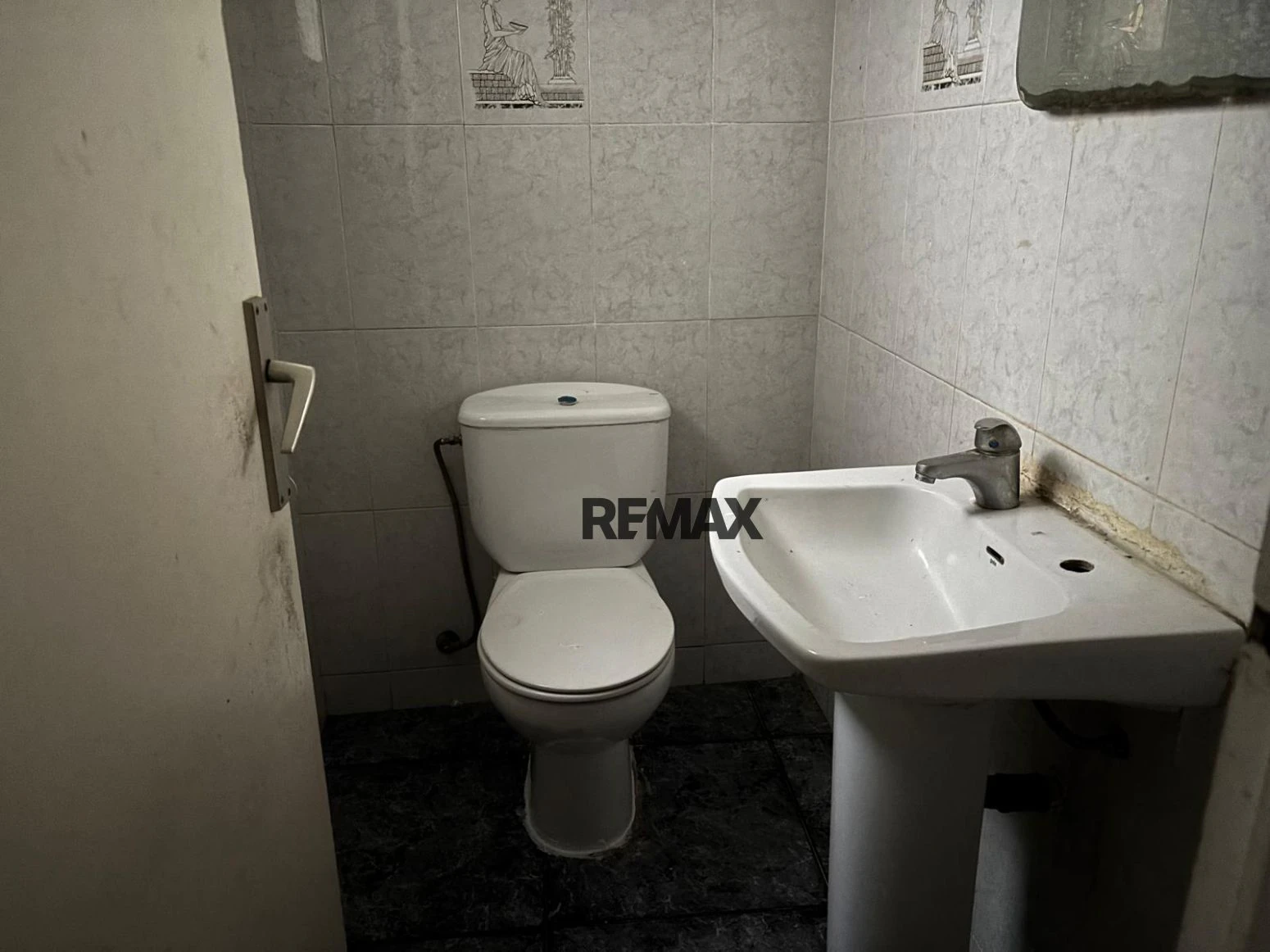 Amplio piso de 4 habitaciones para reformar en Sant Narcís, Girona