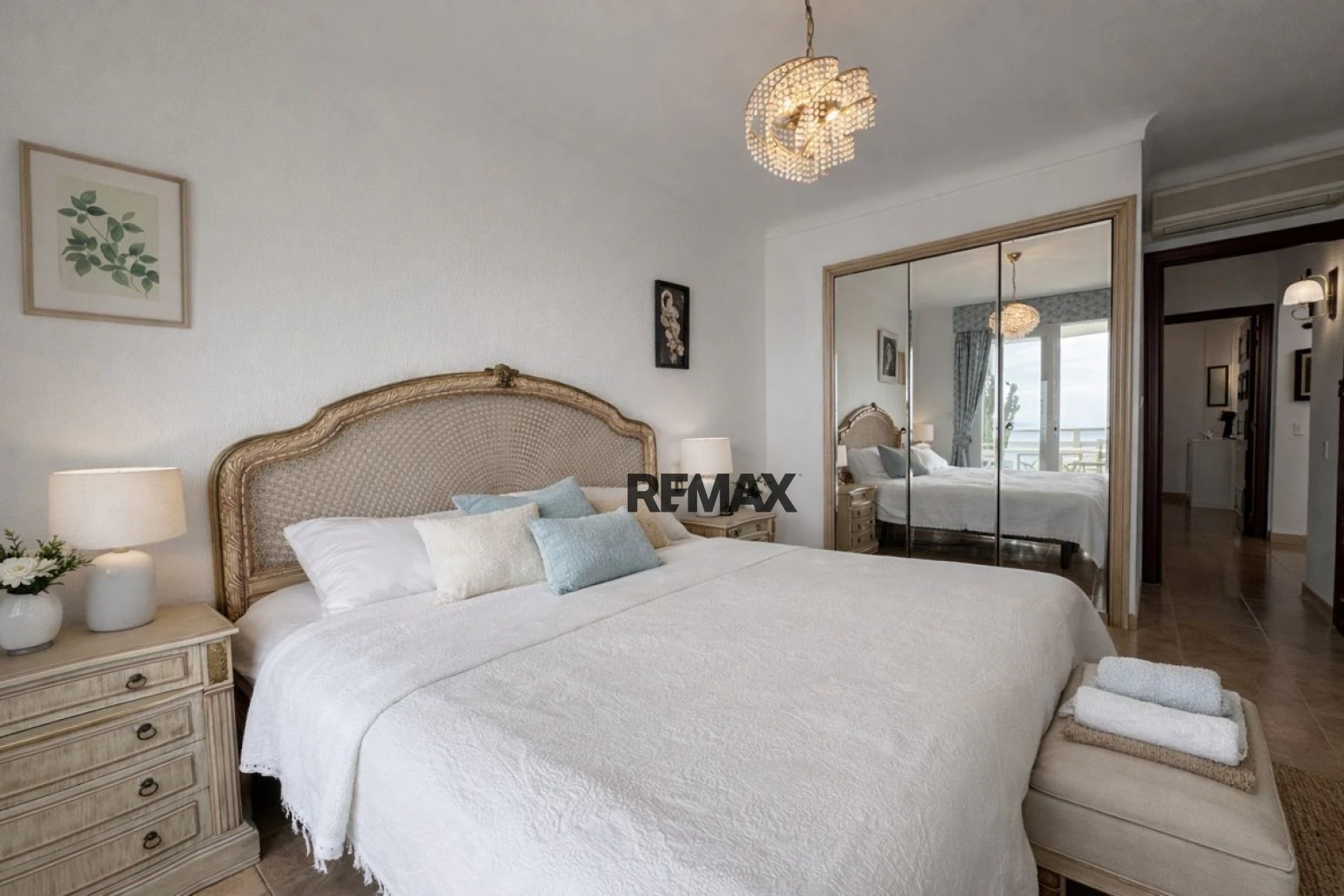 Magnífico apartamento con vistas al Mediterráneo, terraza y parking junto a la playa de Canyelles