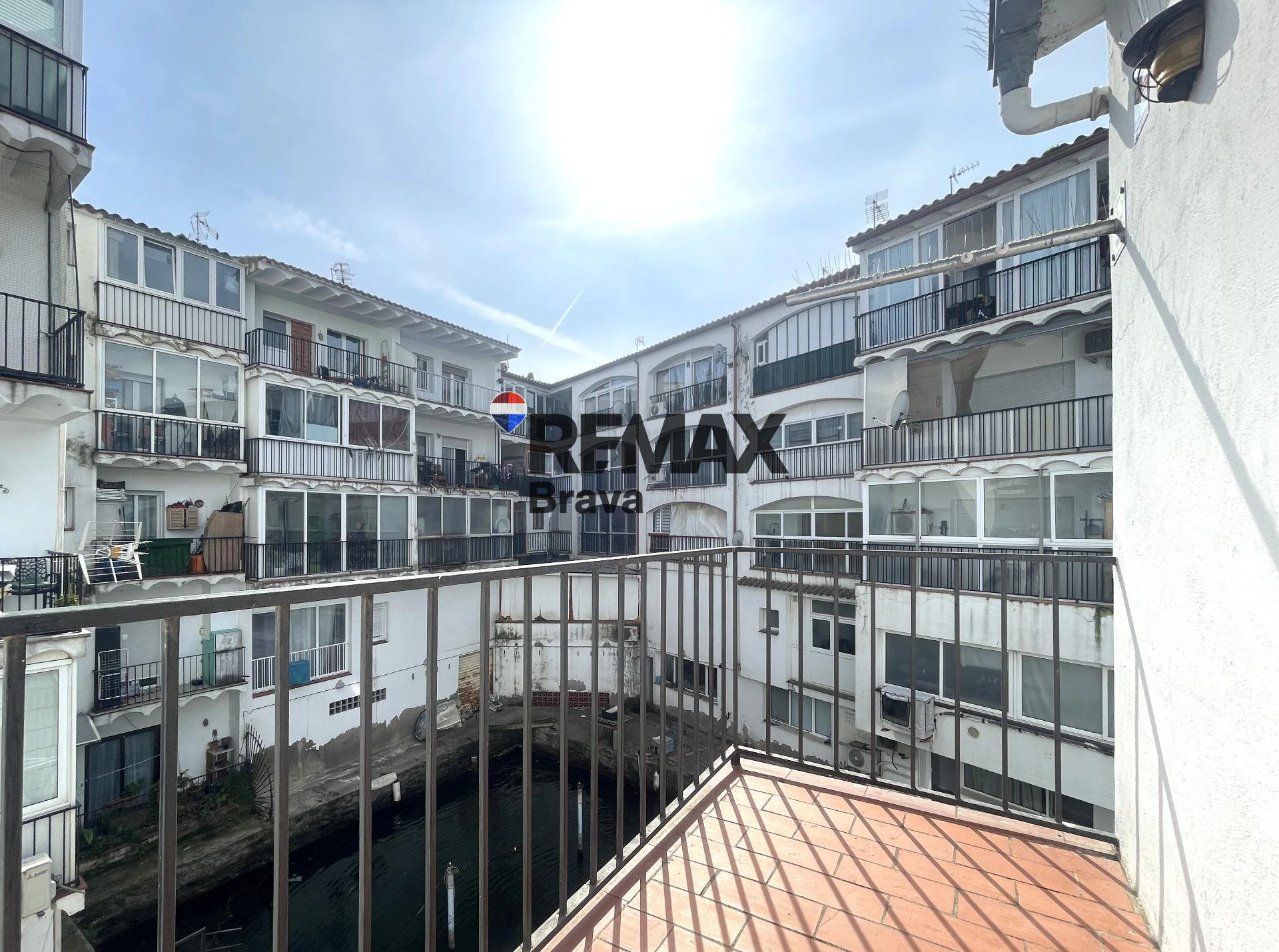 Luminoso apartamento con vistas al canal en Empuriabrava