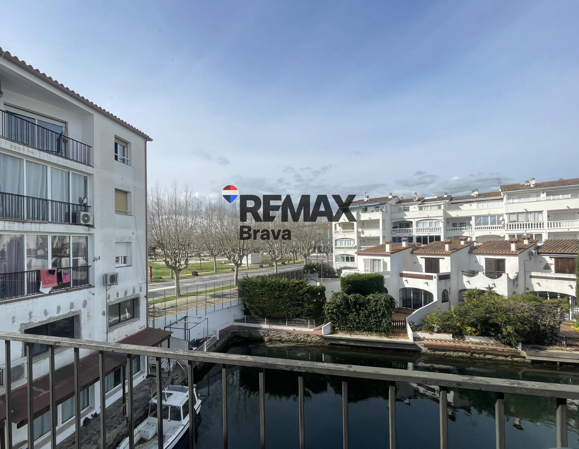 Luminoso apartamento con vistas al canal en Empuriabrava