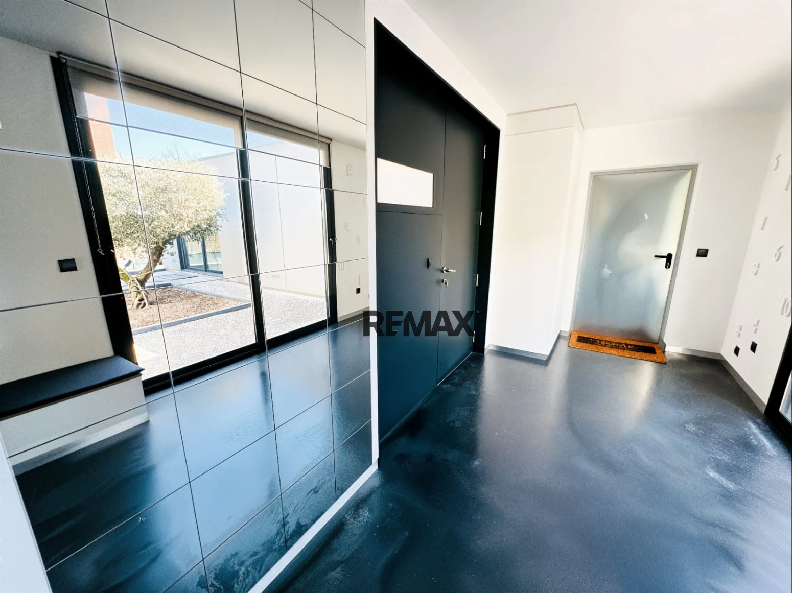 Propiedad exclusiva con diseño contemporáneo y sostenible en Porqueres.