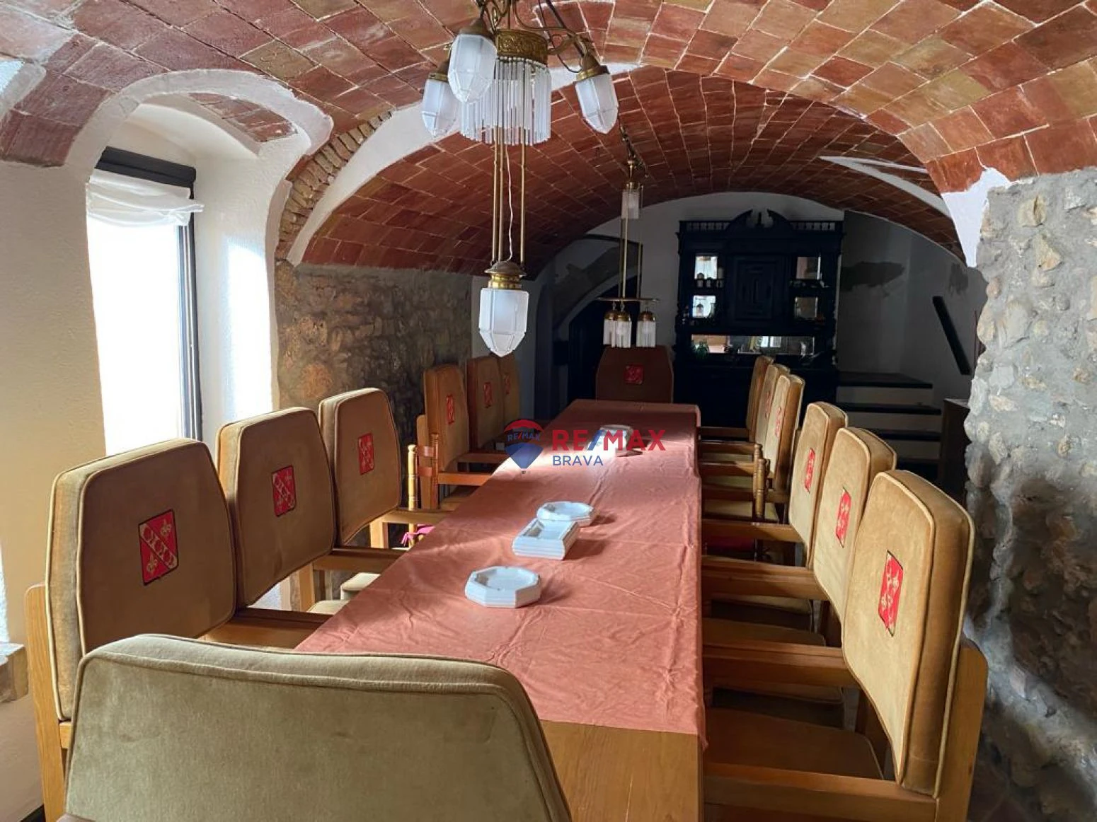 Casa de diseño antiguo en el centro del Pla de l´Estany