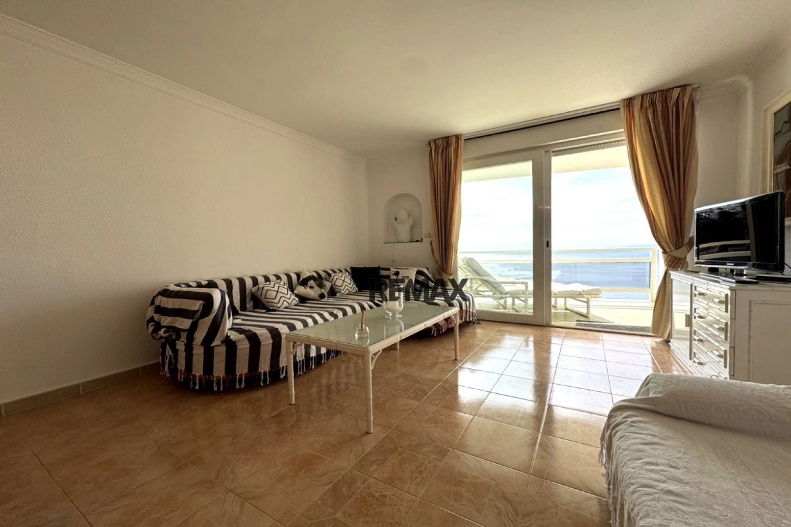 Magnífico apartamento con vistas al Mediterráneo, terraza y parking junto a la playa de Canyelles