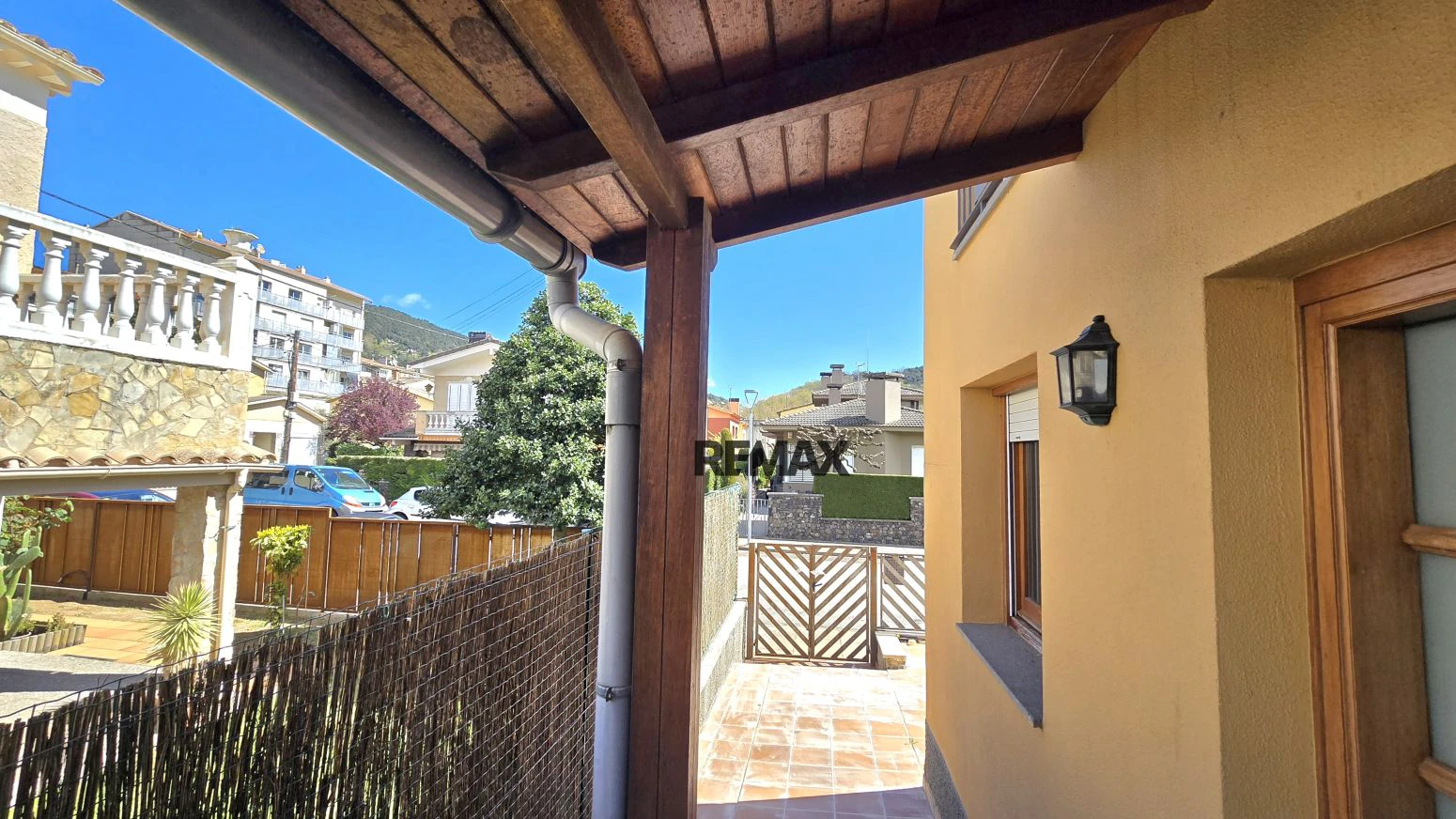Casa pareada en Olot con 3 habitaciones, garaje y jardín