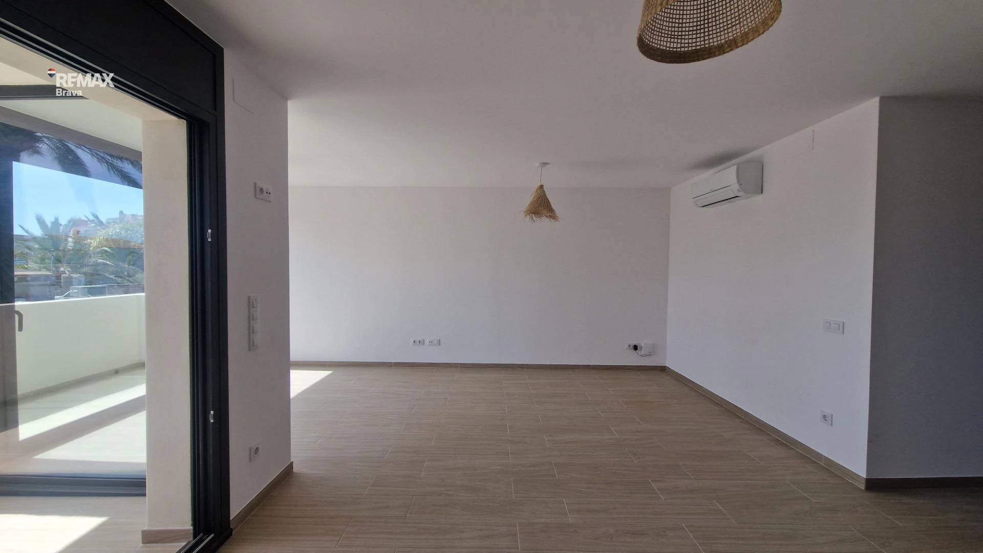 Apartamento con jardín y piscina propios en Empuriabrava