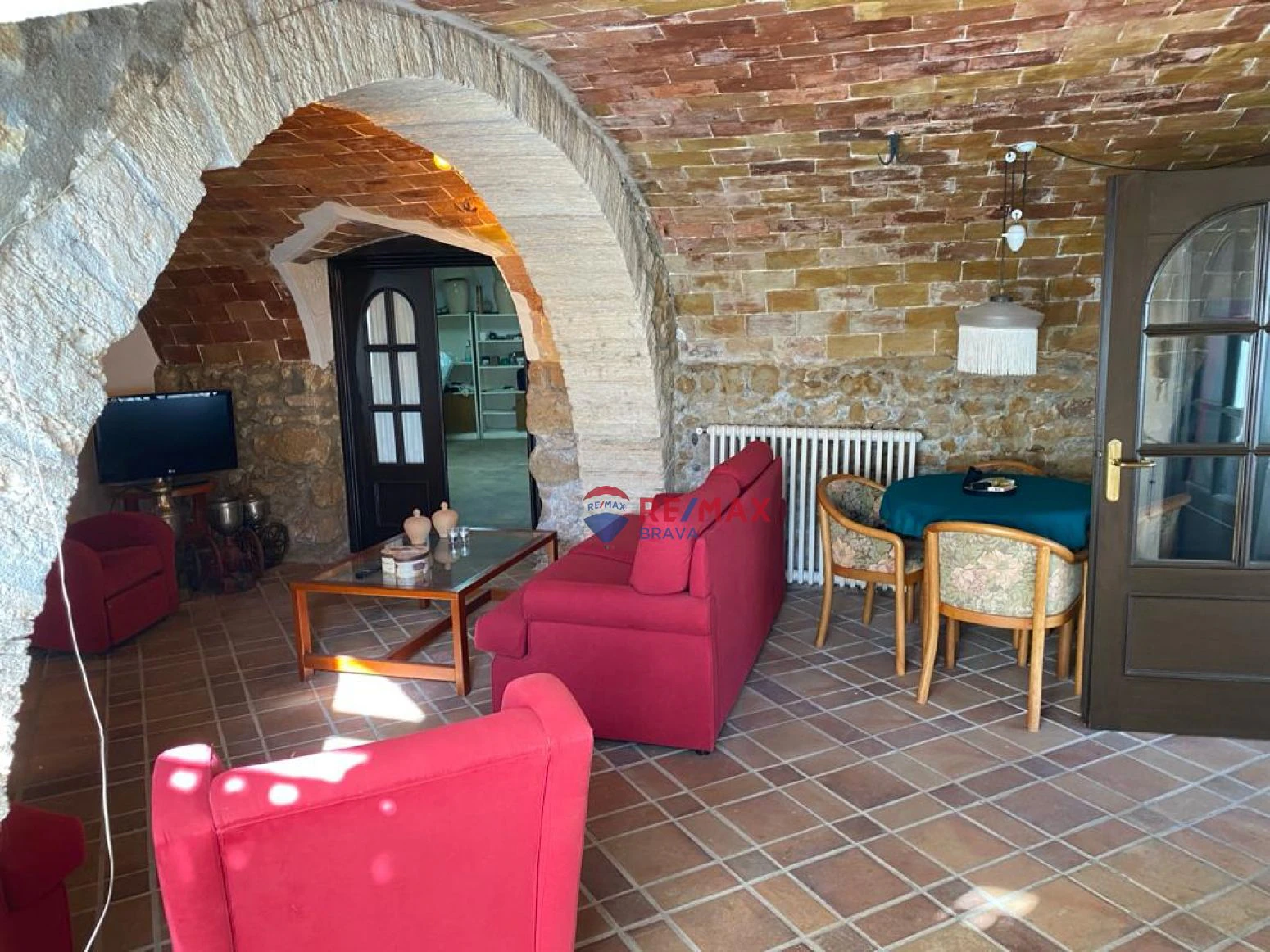 Casa de diseño antiguo en el centro del Pla de l´Estany