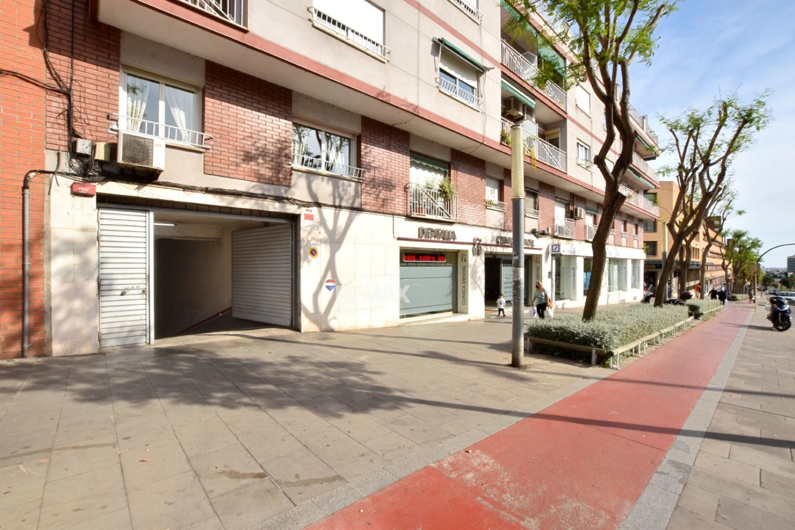 Plaza de parking en La Gavarra, Cornellà de Llobregat – Comodidad y excelente ubicación