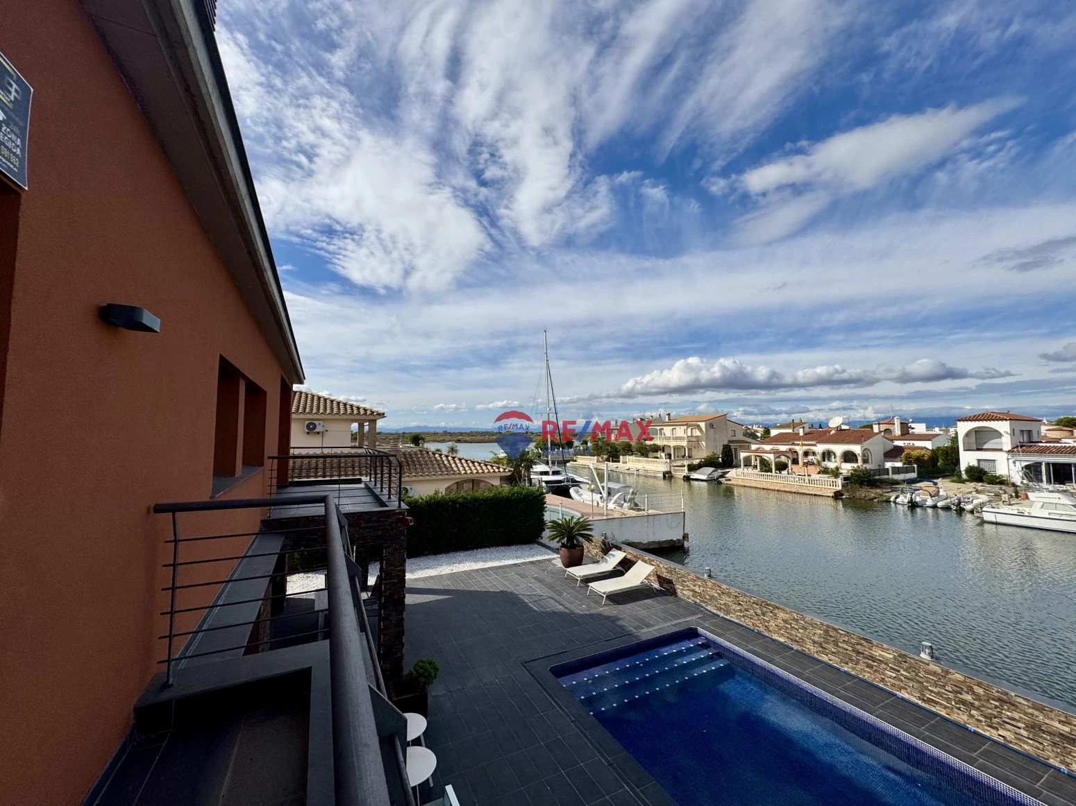 Villa al canal con 20 metros de amarre para catamaran