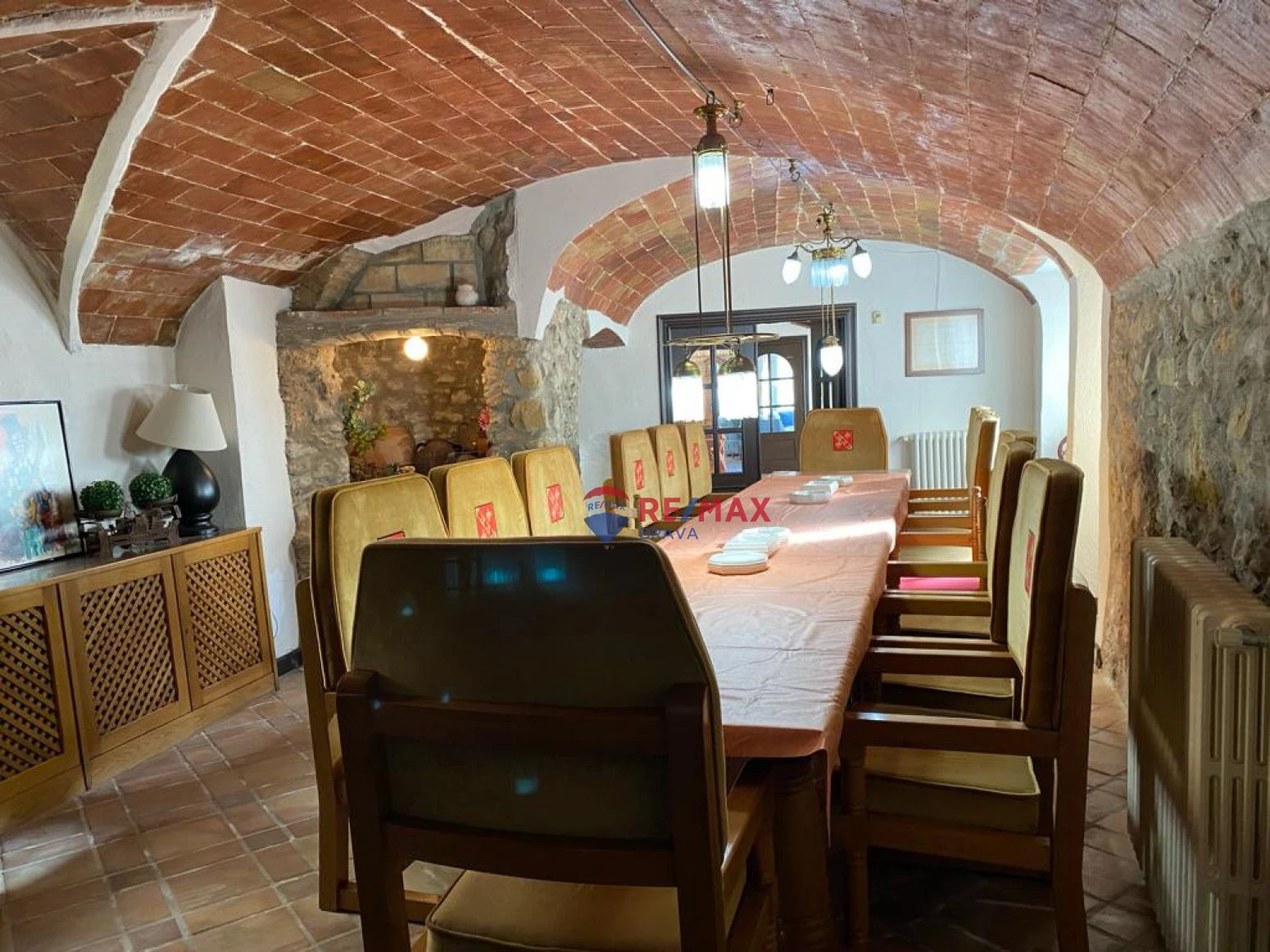 Casa de diseño antiguo en el centro del Pla de l´Estany