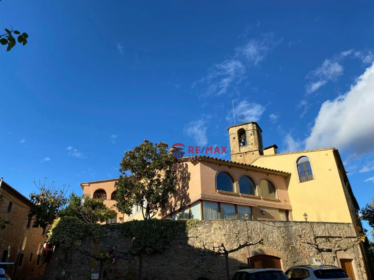 Casa de diseño antiguo en el centro del Pla de l´Estany