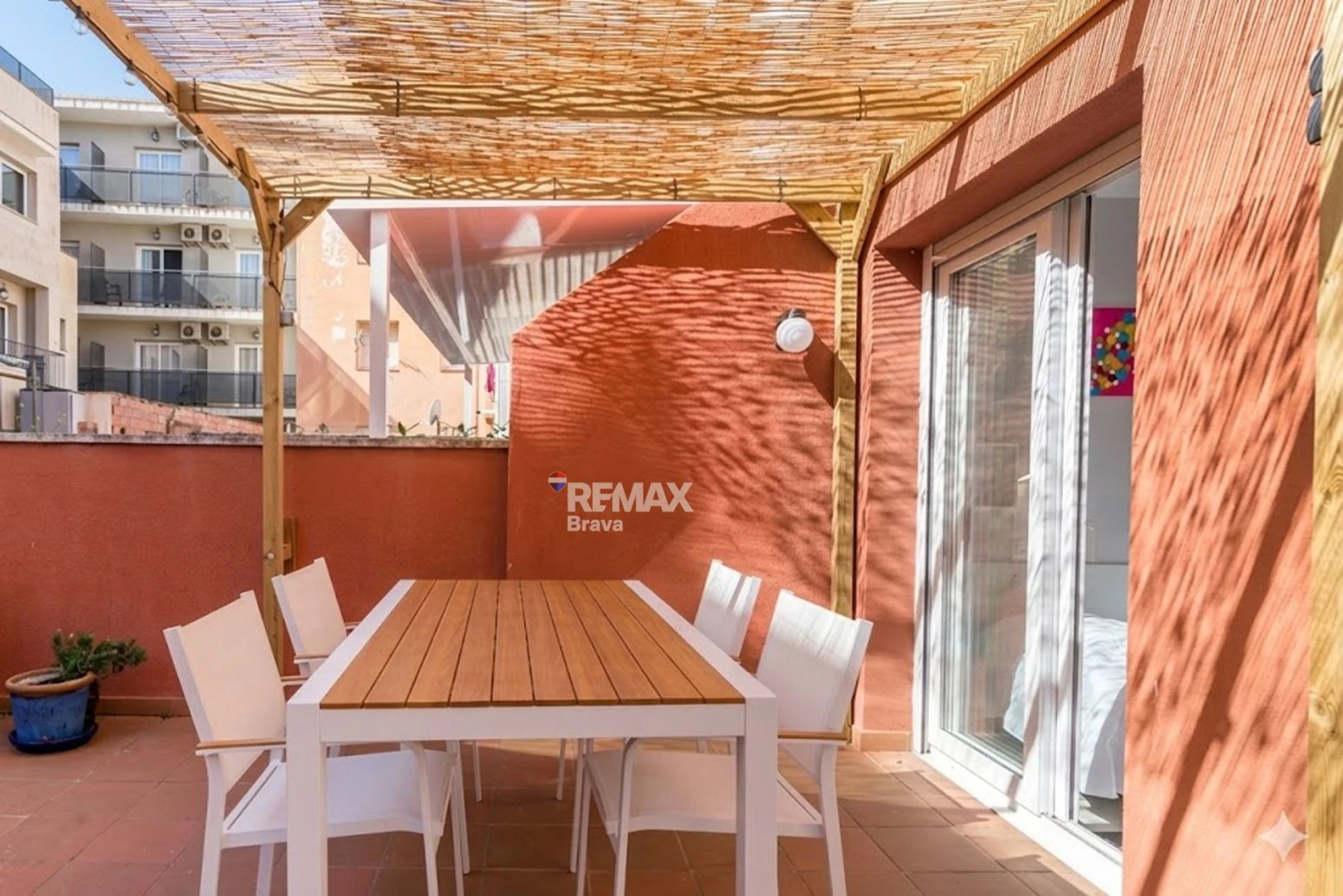 Luminoso apartamento con licencia turística, gran terraza y parking a pocos metros de la playa de Roses