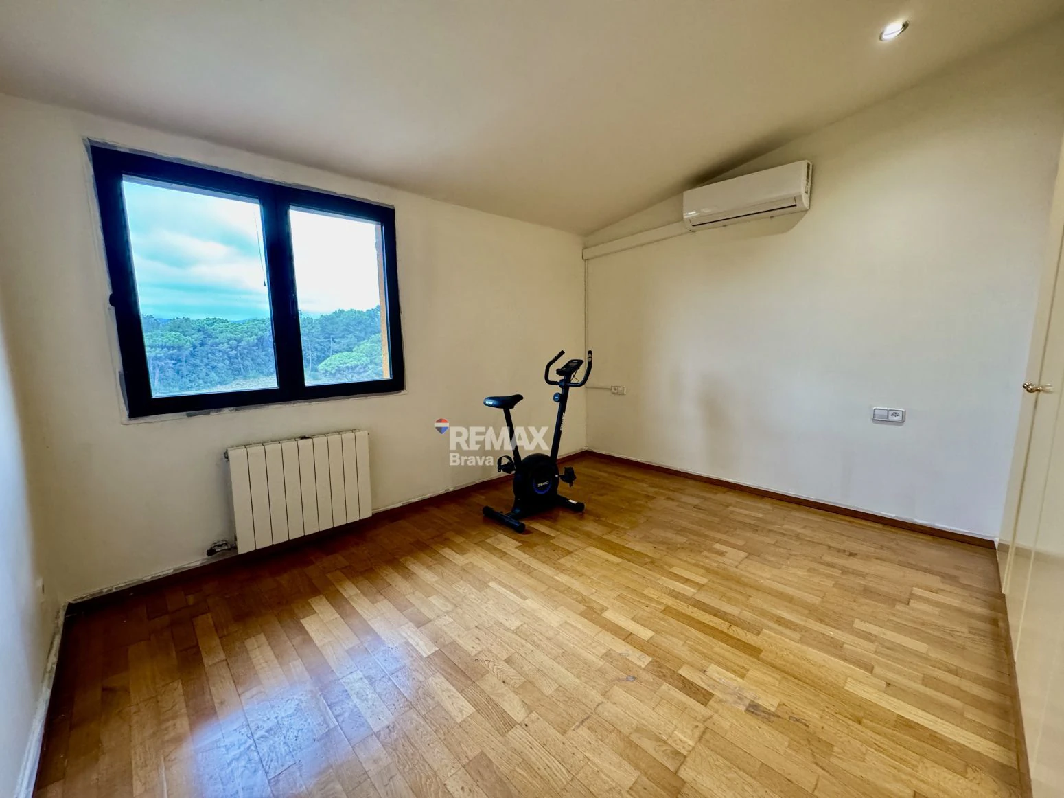 Exclusiva villa con piscina y vistas al golf a 15 minutos de Girona