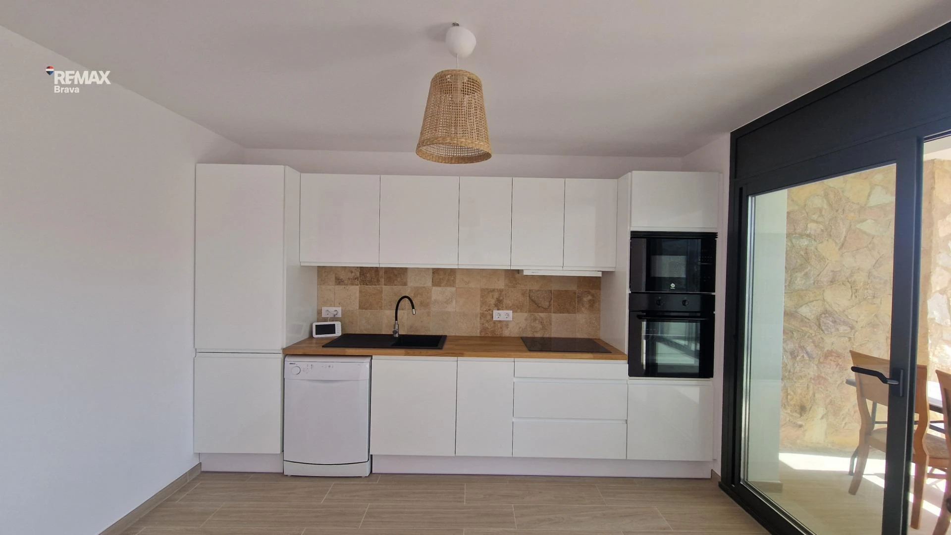 Apartamento con jardín y piscina propios en Empuriabrava