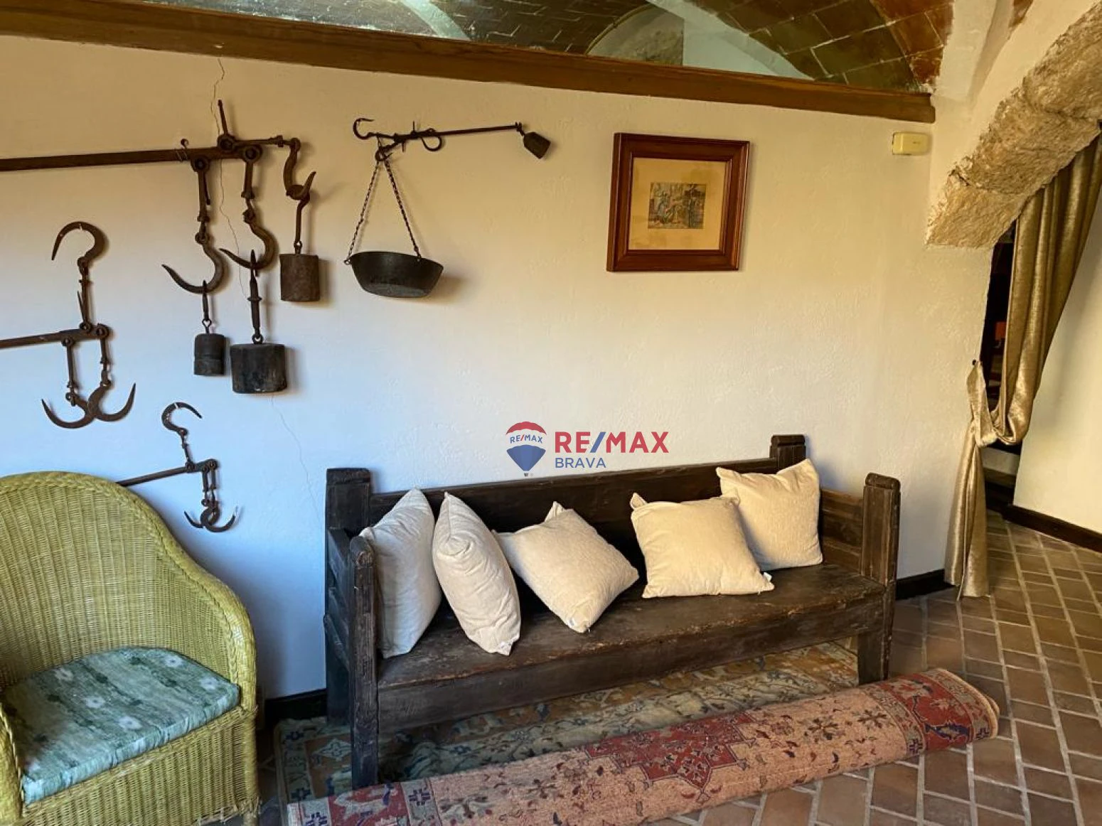 Casa de diseño antiguo en el centro del Pla de l´Estany