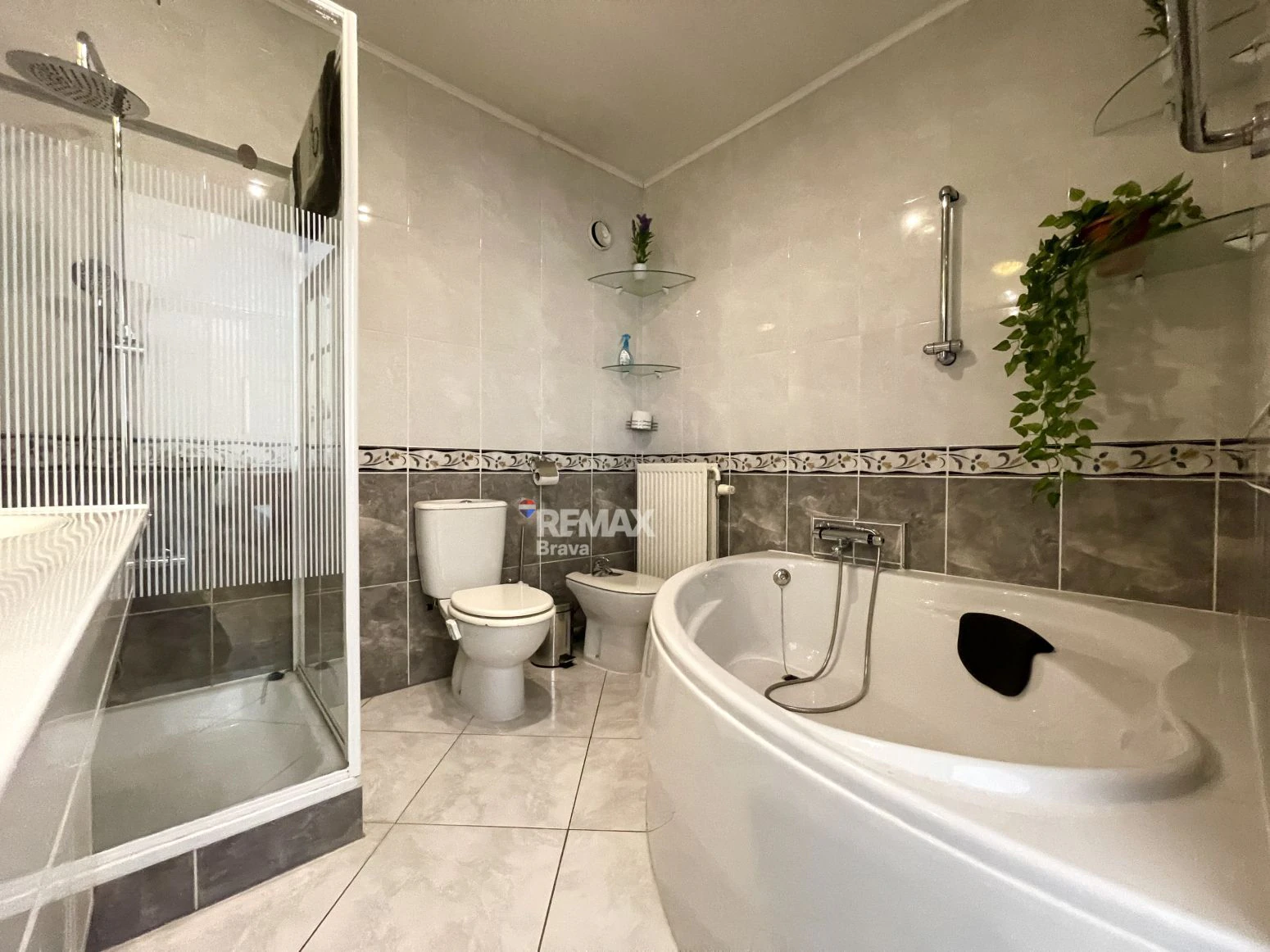 Villa de planta baja con piscina privada y gran rentabilidad en Roses