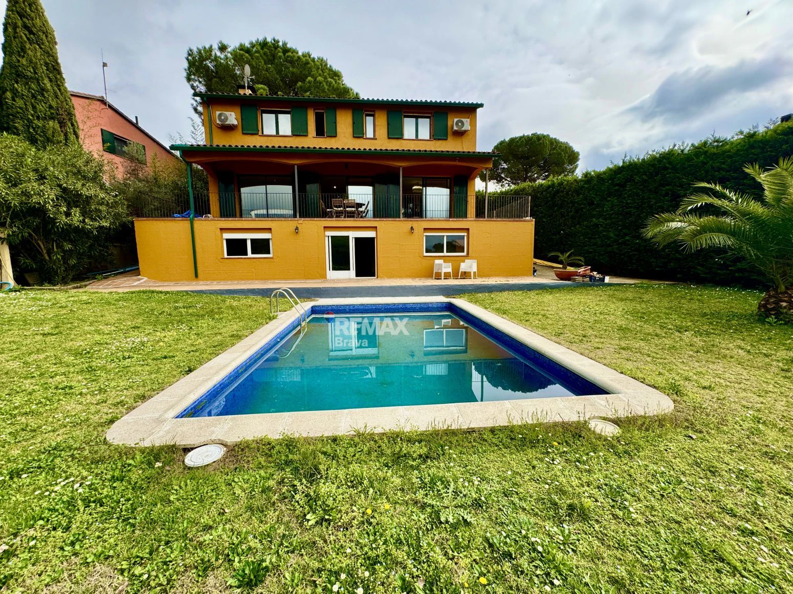 Exclusiva villa con piscina y vistas al golf a 15 minutos de Girona