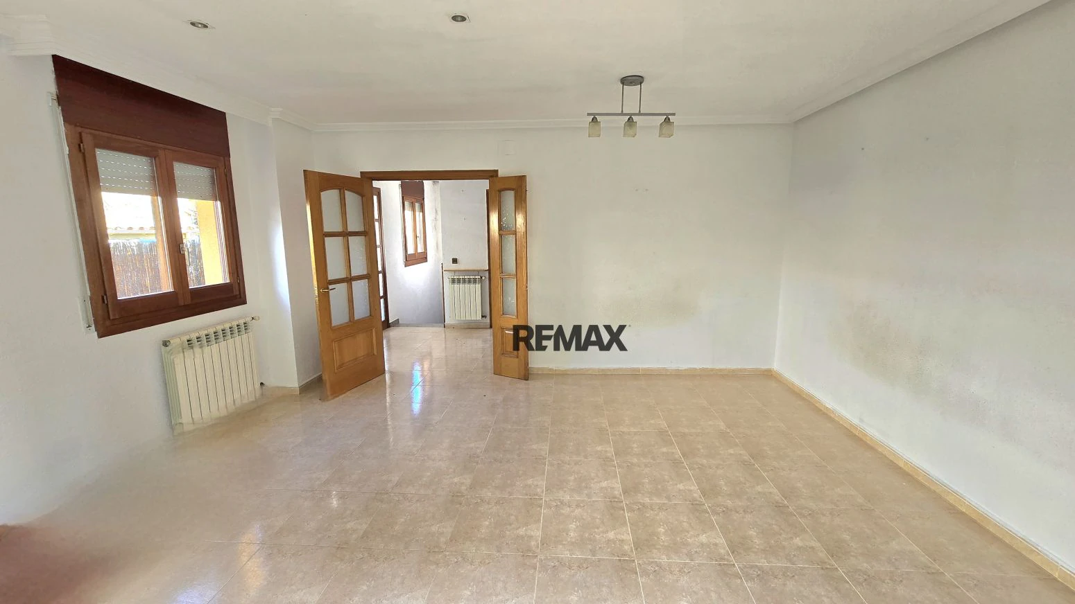 Casa pareada en Olot con 3 habitaciones, garaje y jardín