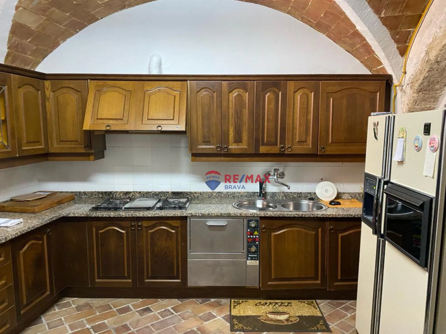 Casa de diseño antiguo en el centro del Pla de l´Estany