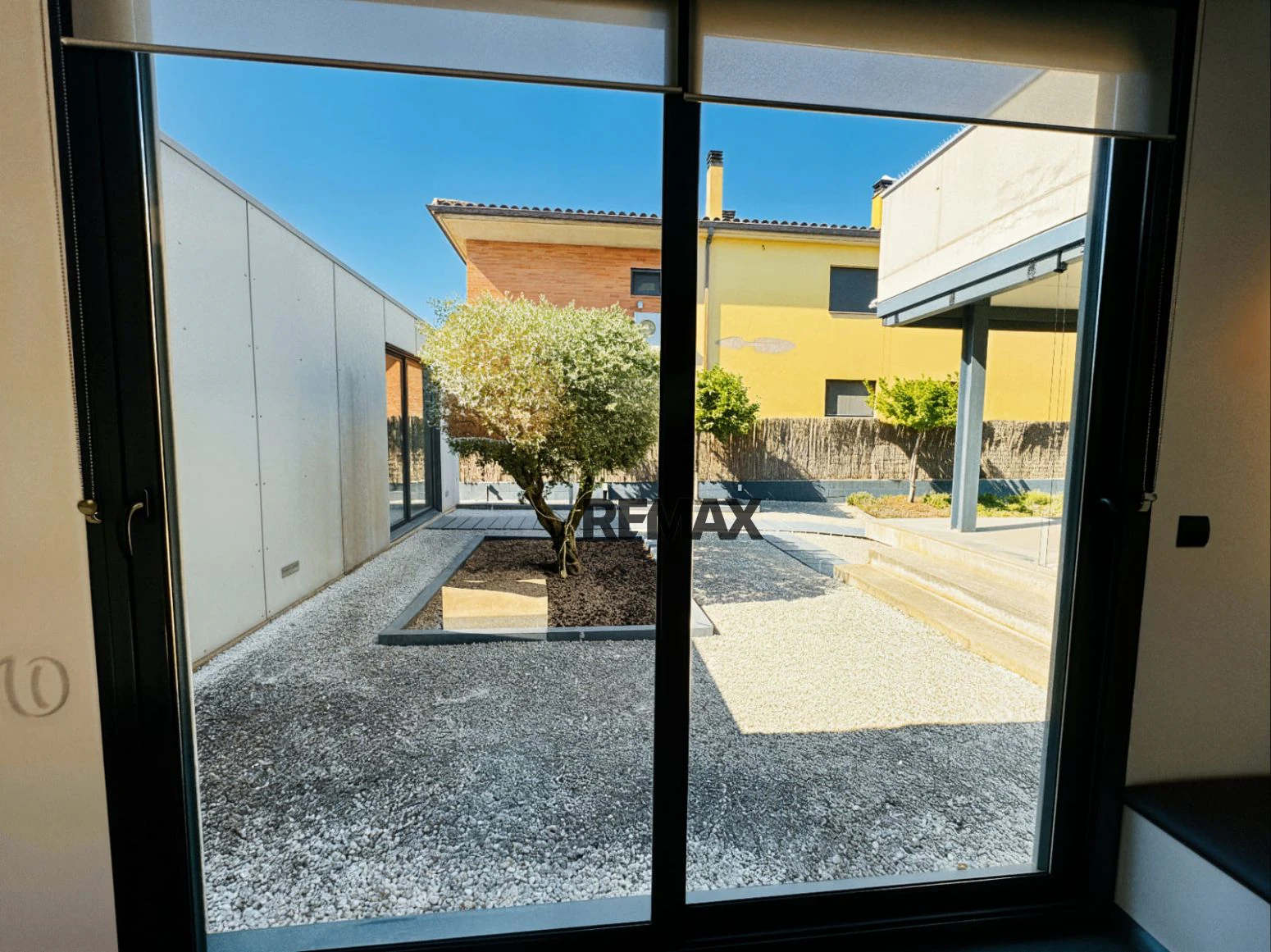 Propiedad exclusiva con diseño contemporáneo y sostenible en Porqueres.