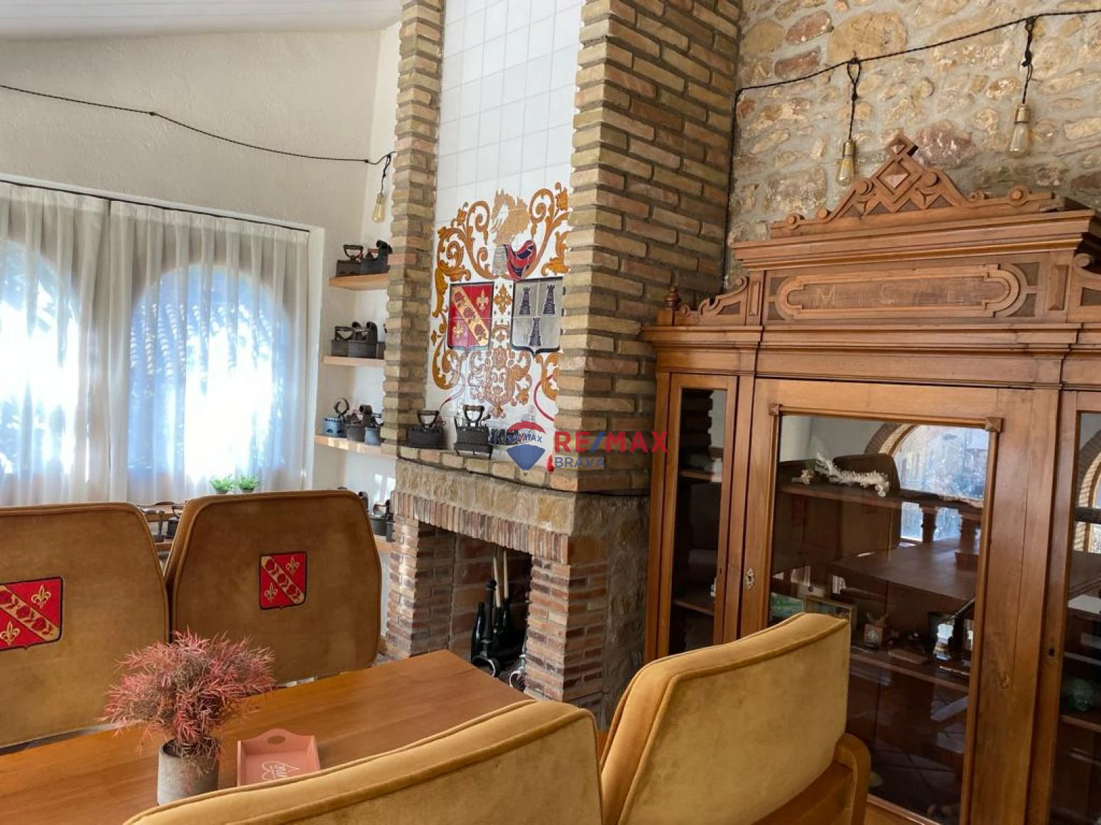 Casa de diseño antiguo en el centro del Pla de l´Estany