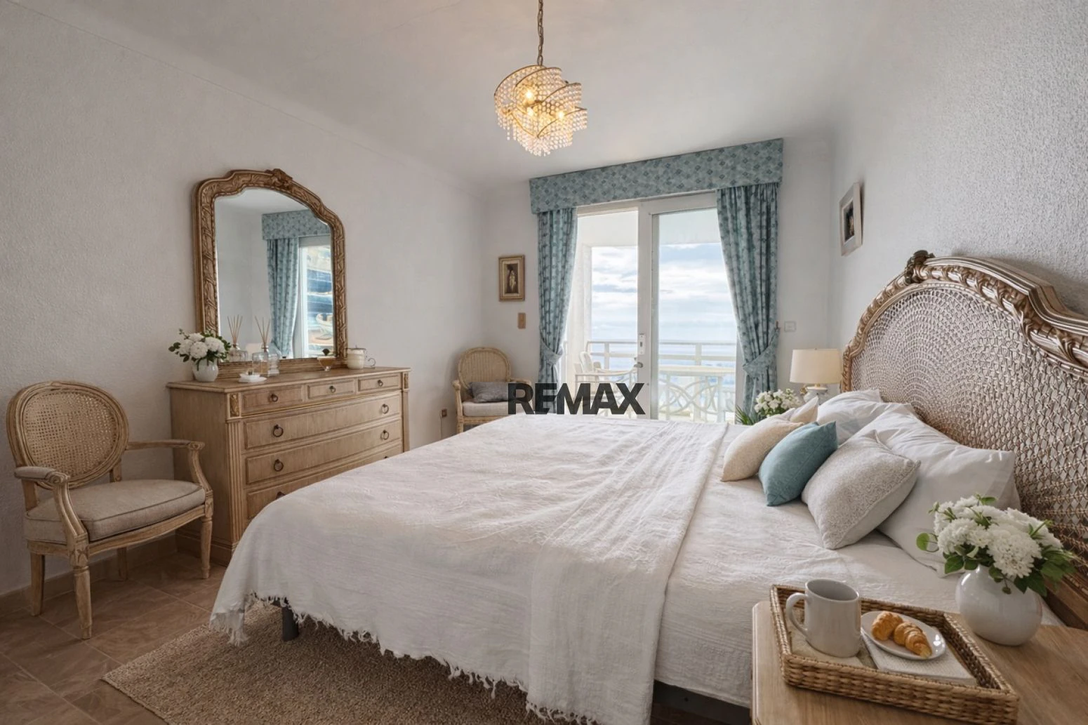 Magnífico apartamento con vistas al Mediterráneo, terraza y parking junto a la playa de Canyelles