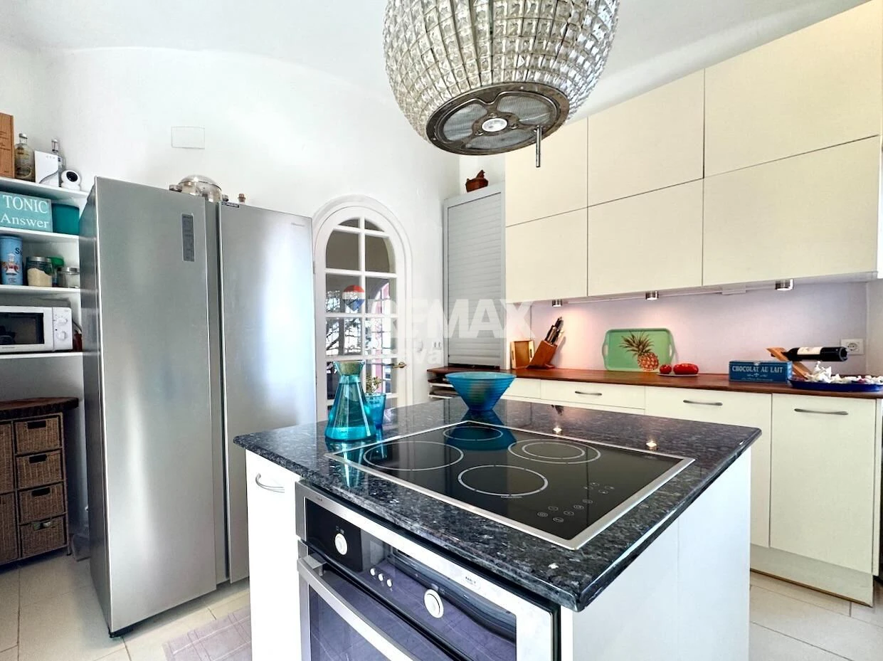 Fantastica villa en Roses con vistas al mar y Castillo de la Trinidad, piscina privada y garaje.