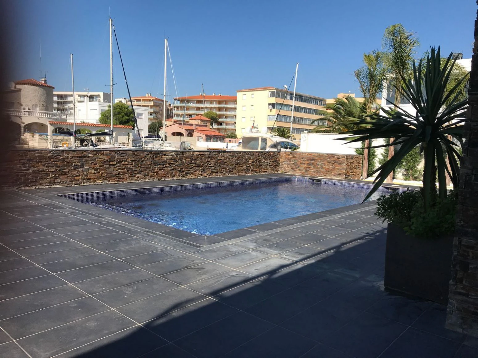 Villa al canal con 20 metros de amarre para catamaran