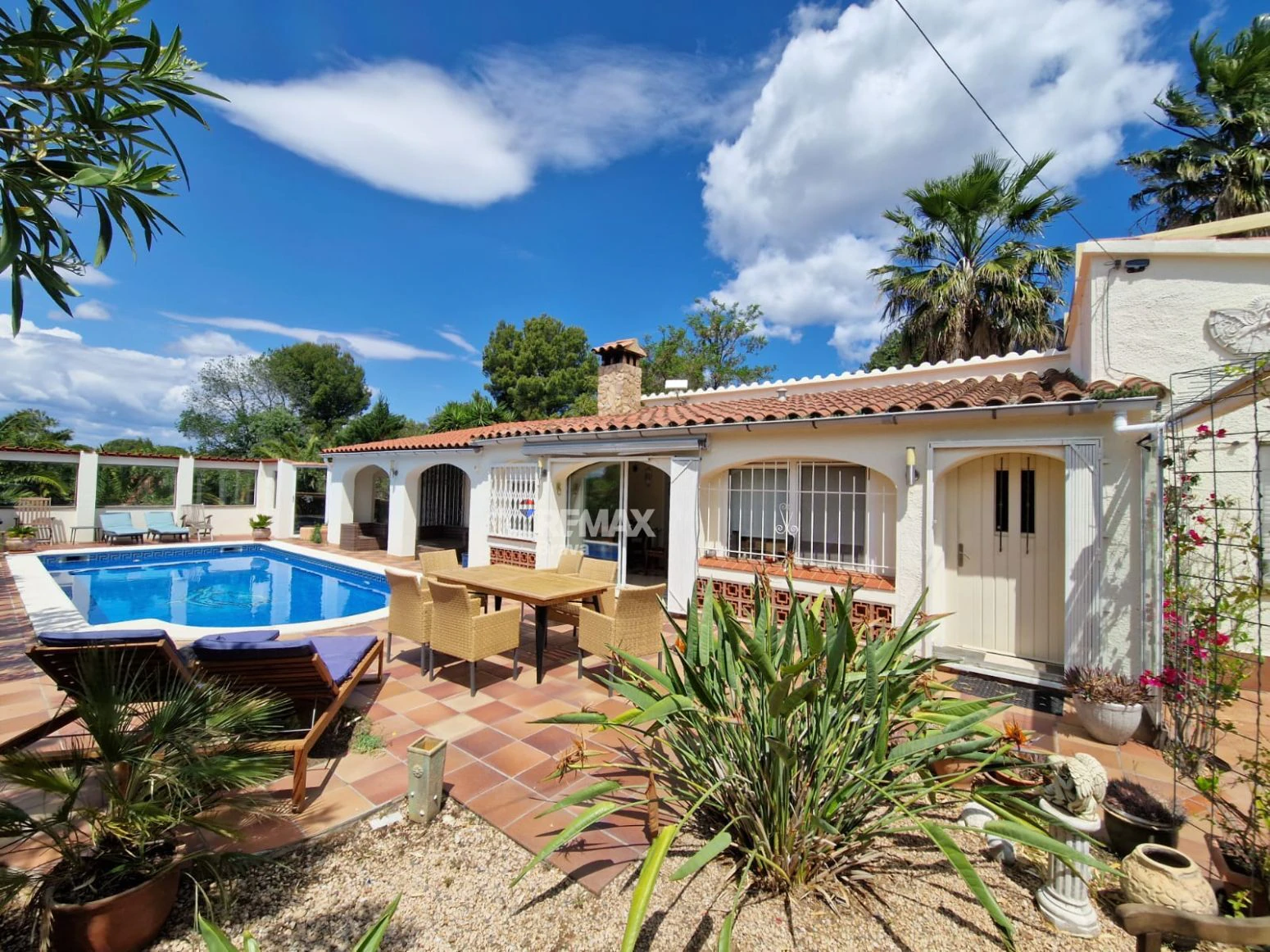 Villa de planta baja con piscina privada y gran rentabilidad en Roses
