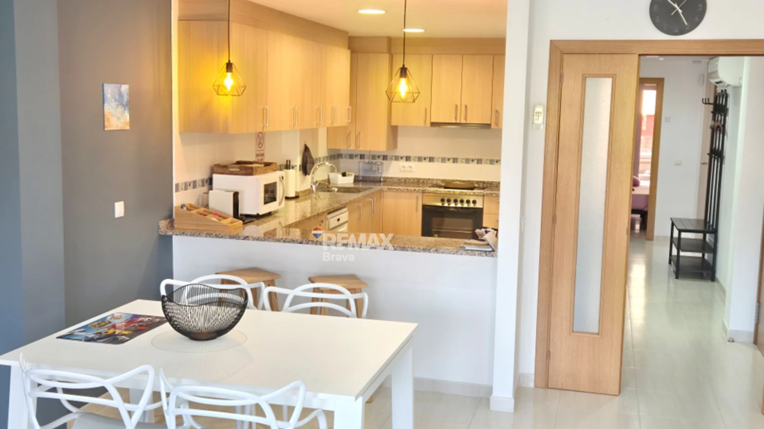 Luminoso apartamento con licencia turística, gran terraza y parking a pocos metros de la playa de Roses