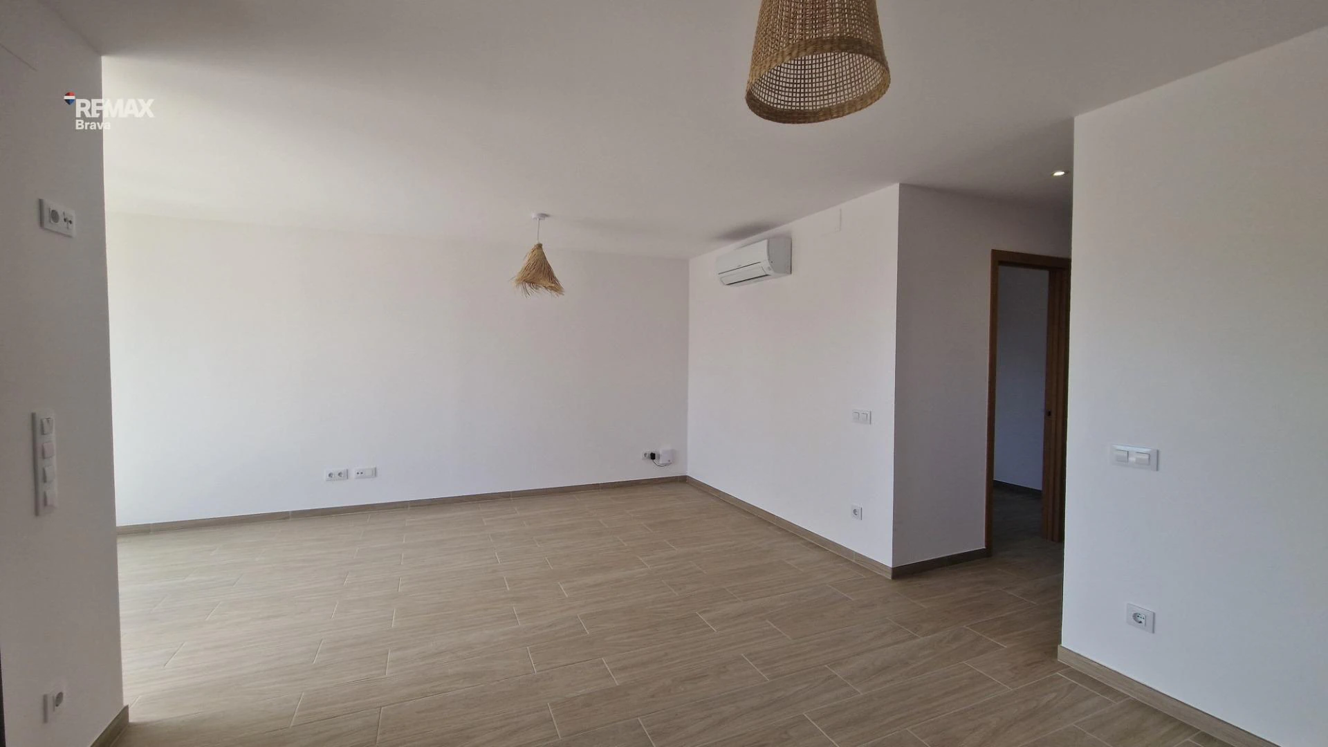 Apartamento con jardín y piscina propios en Empuriabrava