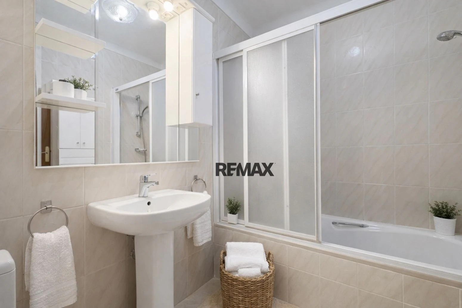 Magnífico apartamento con vistas al Mediterráneo, terraza y parking junto a la playa de Canyelles