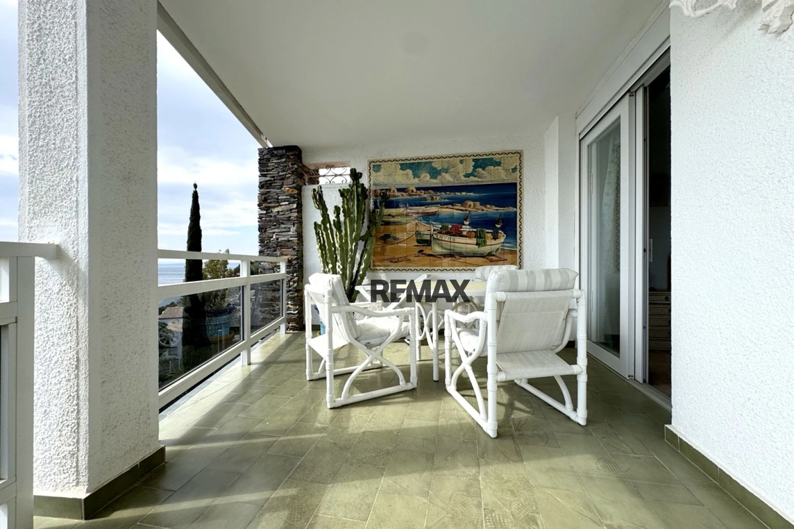 Magnífico apartamento con vistas al Mediterráneo, terraza y parking junto a la playa de Canyelles