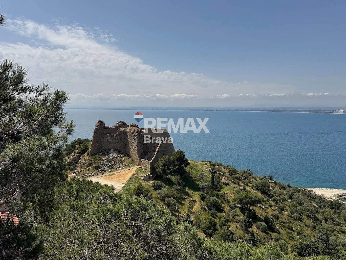 Fantastica villa en Roses con vistas al mar y Castillo de la Trinidad, piscina privada y garaje.