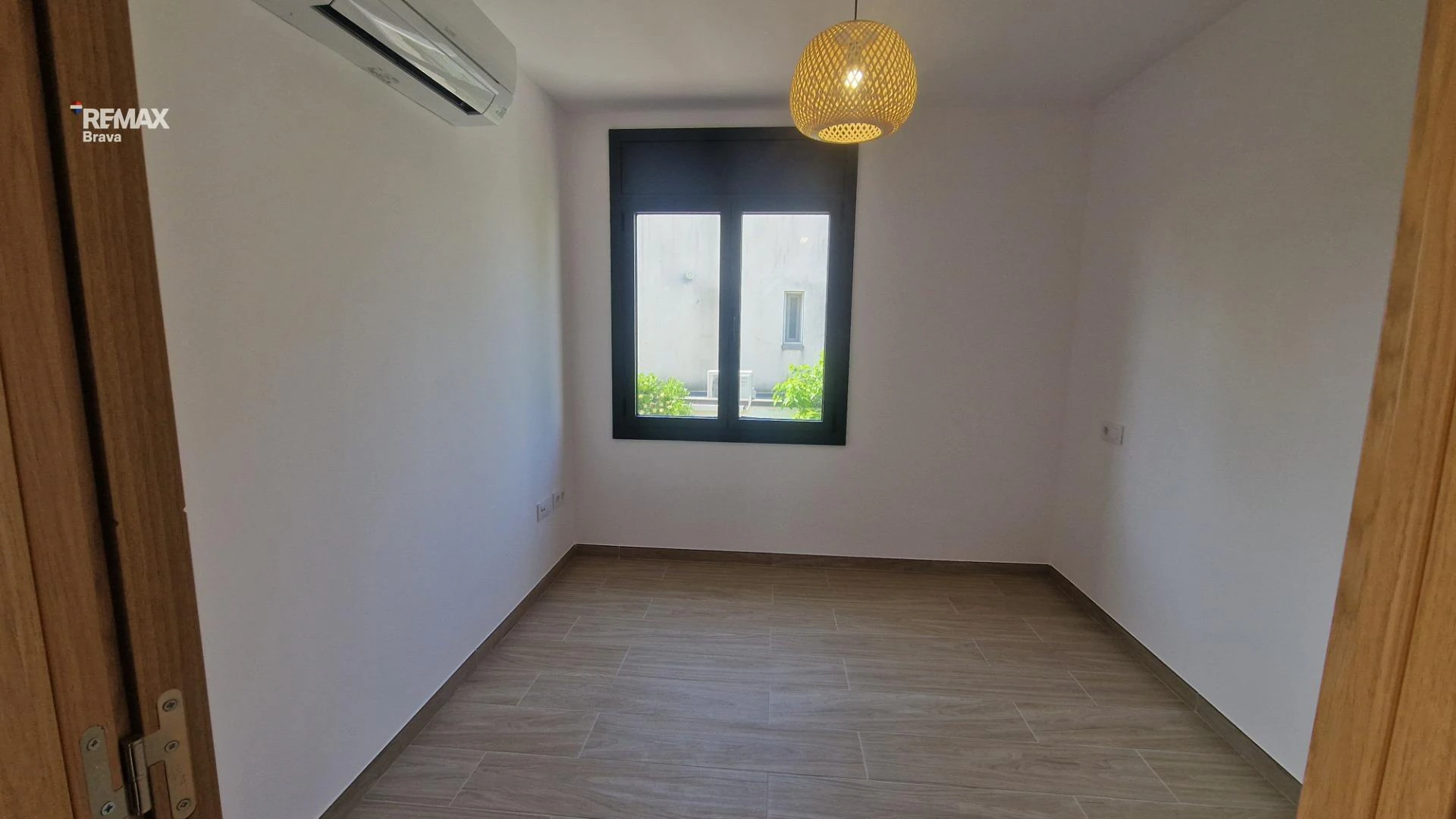 Apartamento con jardín y piscina propios en Empuriabrava