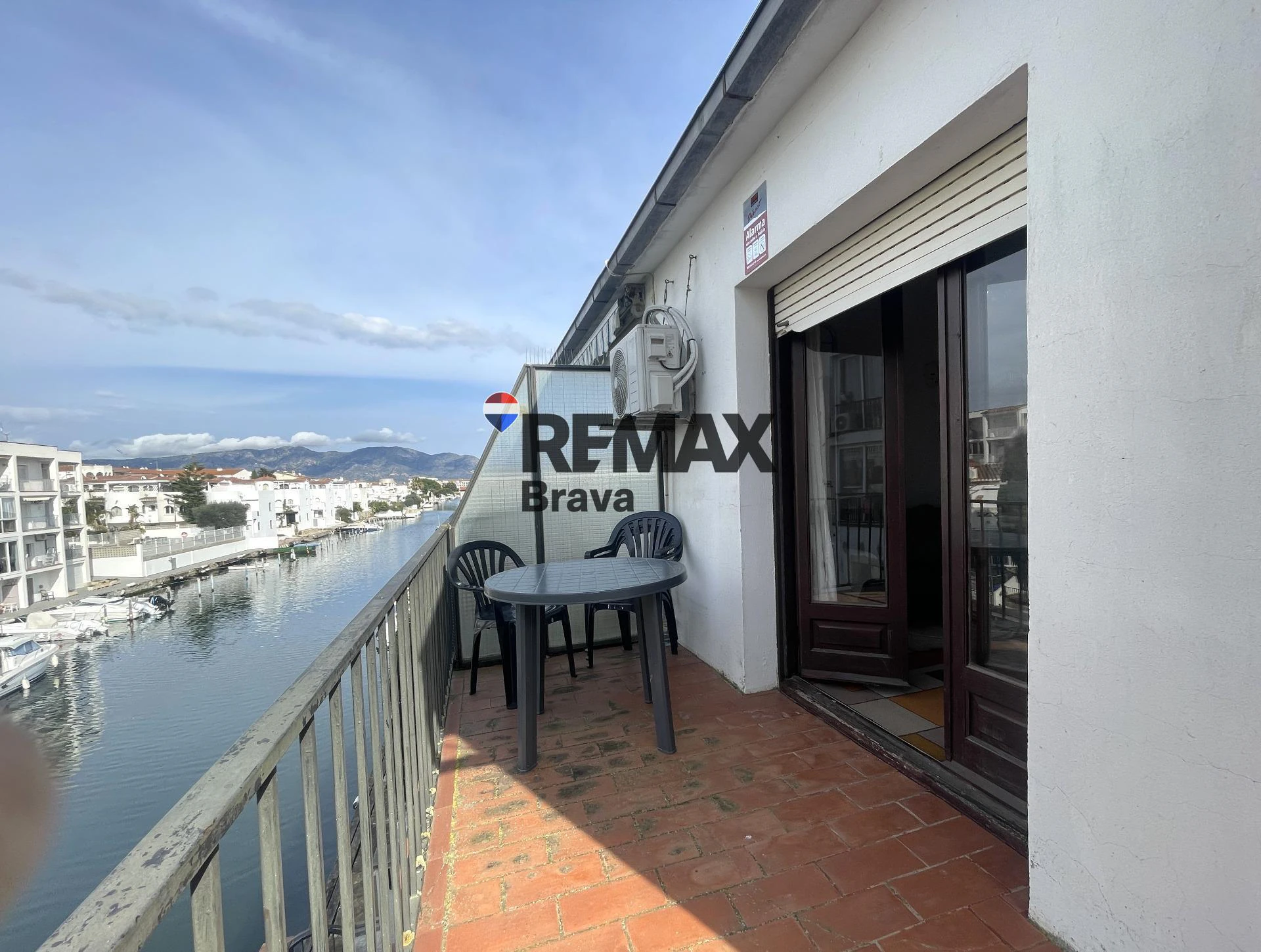 Luminoso apartamento con vistas al canal en Empuriabrava