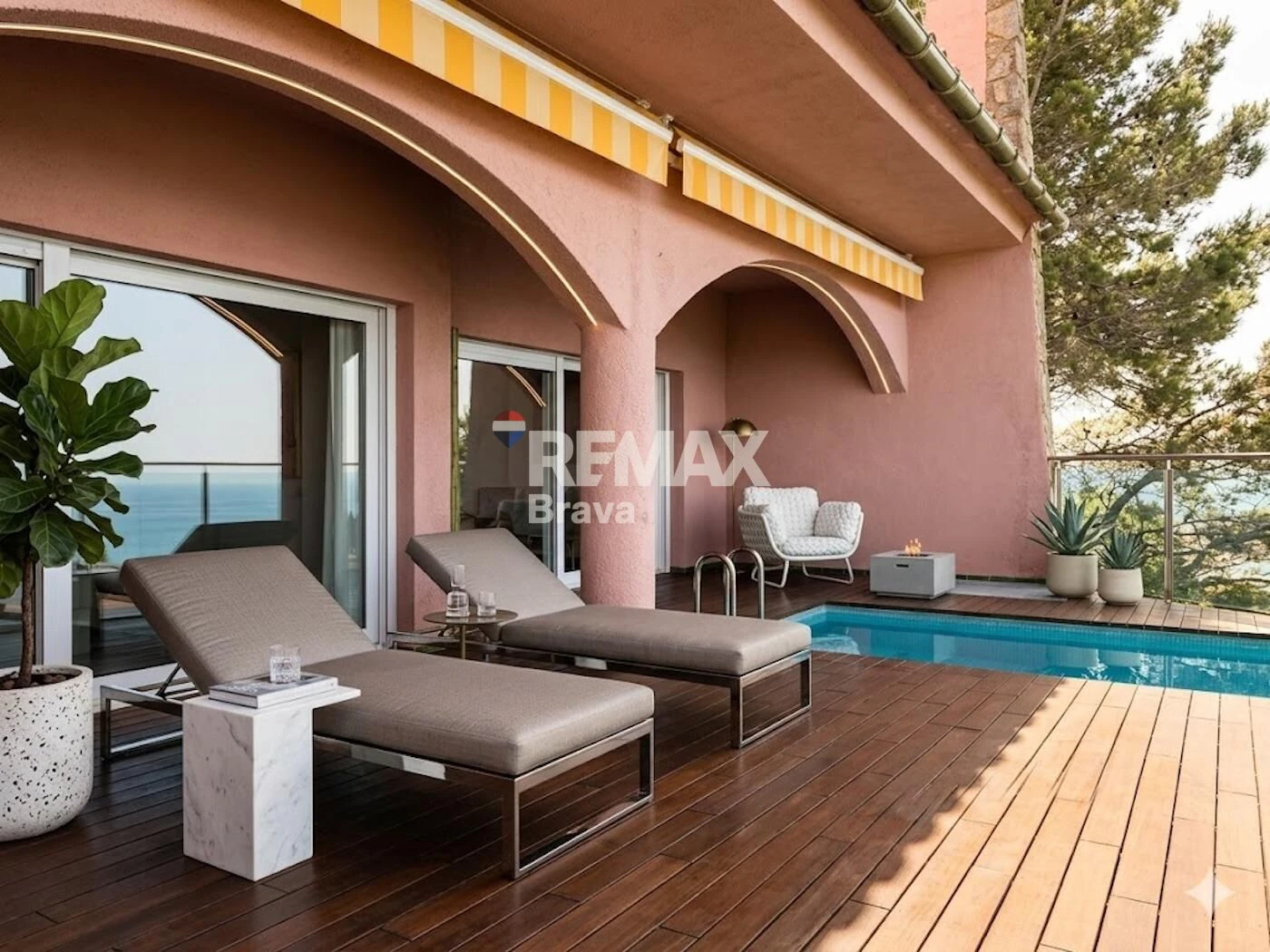 Fantastica villa en Roses con vistas al mar y Castillo de la Trinidad, piscina privada y garaje.