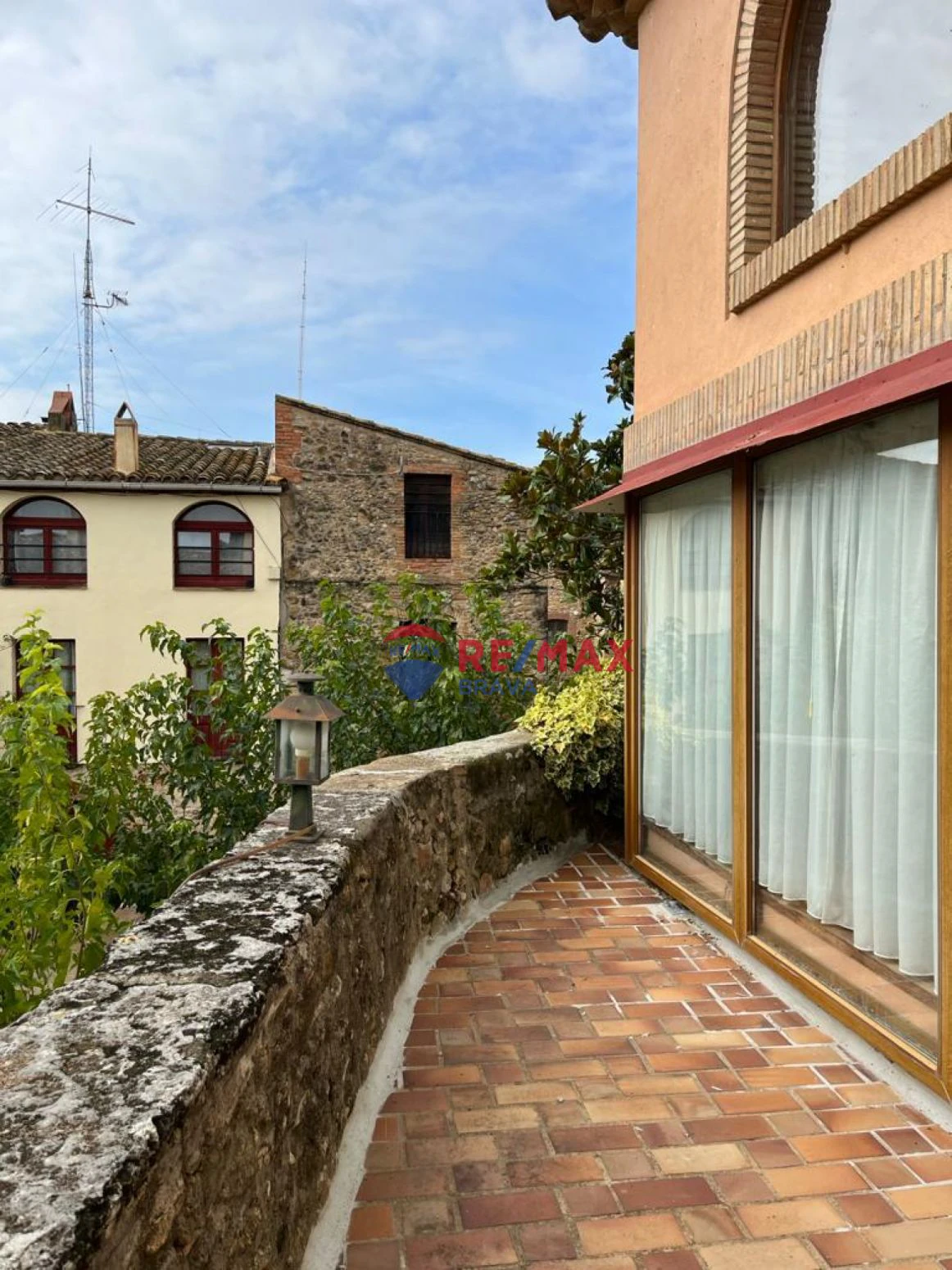 Casa de diseño antiguo en el centro del Pla de l´Estany