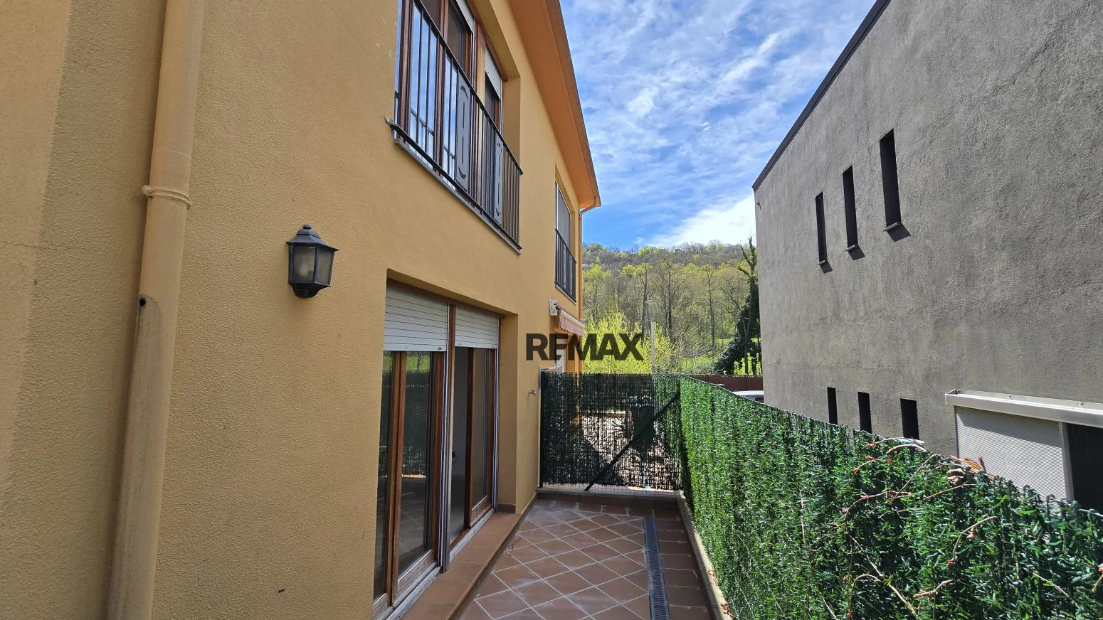 Casa pareada en Olot con 3 habitaciones, garaje y jardín