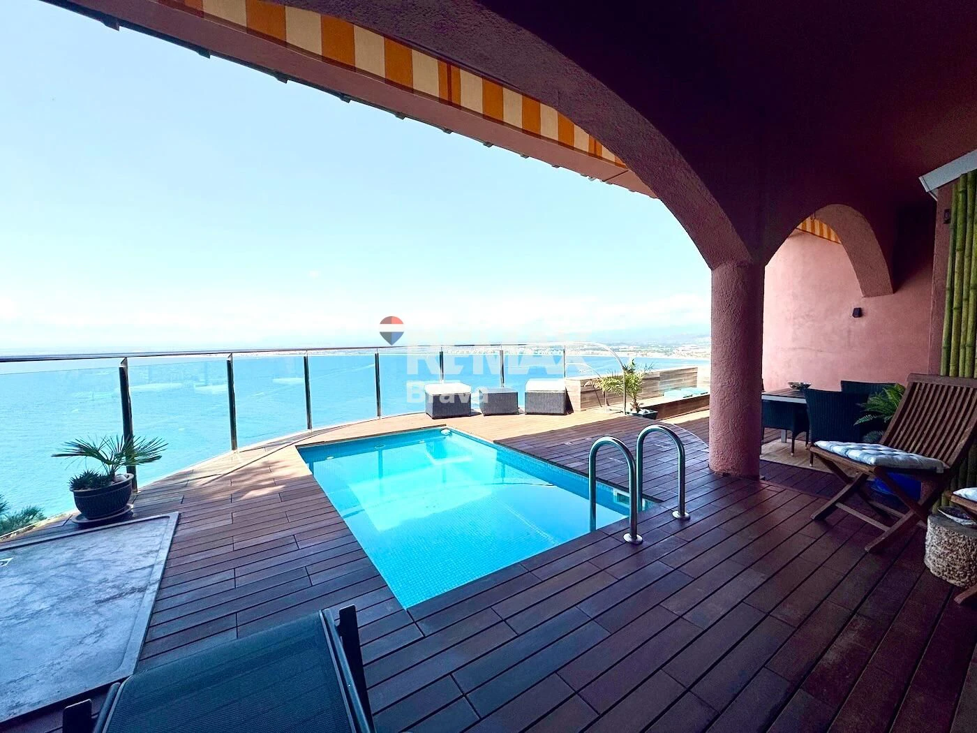 Fantastica villa en Roses con vistas al mar y Castillo de la Trinidad, piscina privada y garaje.